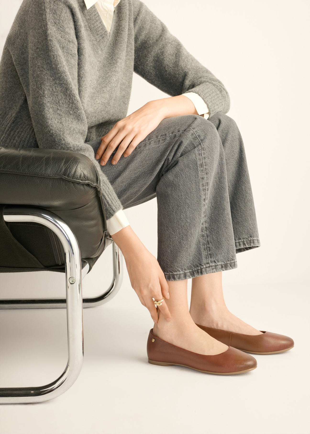 Women's brown leather ballerina flats BUTYD-1286-1I(Z26) - side view of the product, on the model's feet, on a light background.