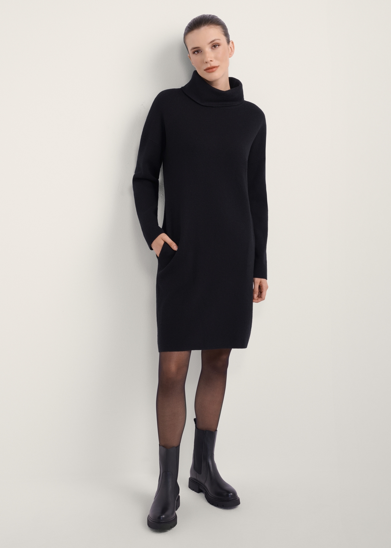 Black turtleneck dress SUKDT-0206A-99(Z25), product view from the front on the model, the entire silhouette is visible.