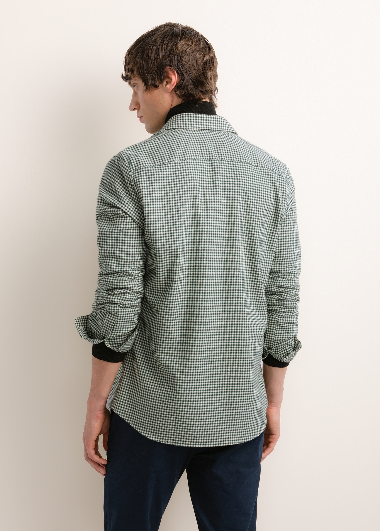 Dark green men's shirt with a fine check pattern (KOSMT-0372-8C(Z26)); rear view of the product on a model. Half of the figure is visible.