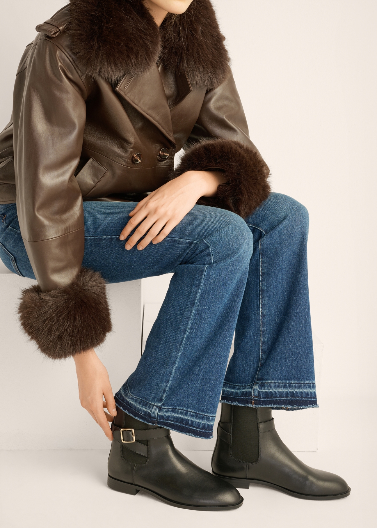 Black leather women's ankle boots BUTYD-1312-99(Z26), side view of the product on the model's feet.