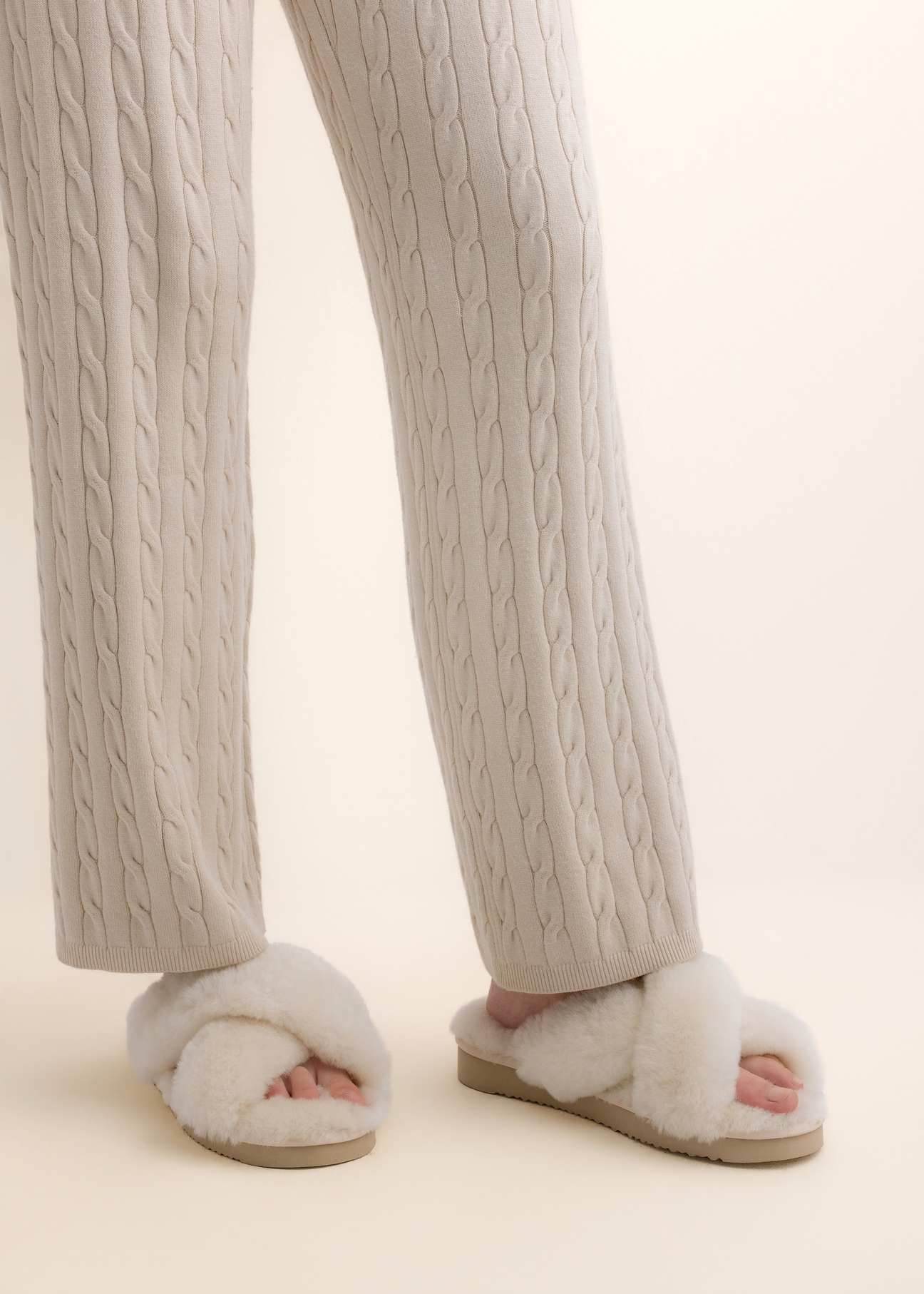 Cream-colored women's wool slippers BUTYD-1320-0B(Z26) – front view of the product, shown on a model's feet against a light background. Half-body shot.