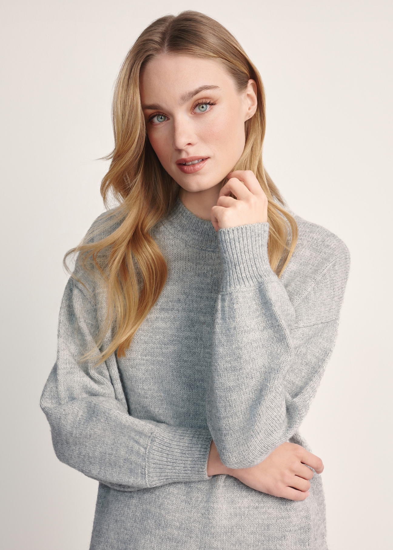 Gray sweater dress SUKDT-0204-91(Z24), product visible from the front on the model, close-up of the model's face.