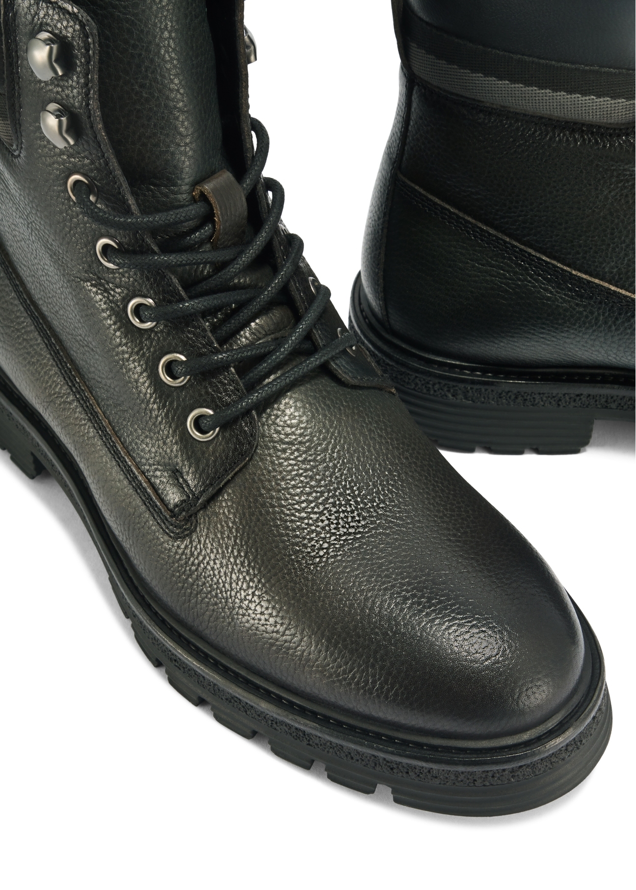 Black men's leather ankle boots BUTYM-0504-99(Z25), close-up of product detail, view on white background.