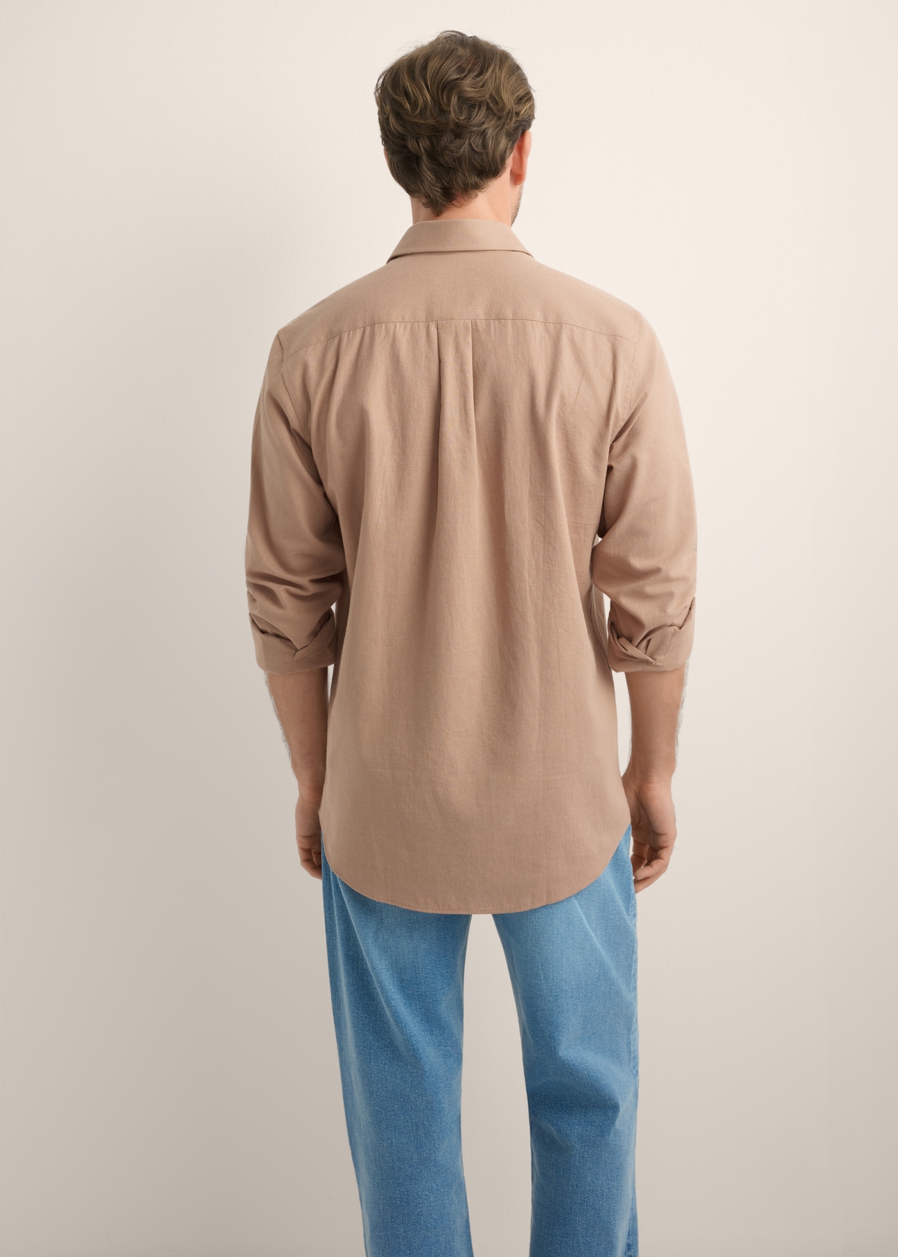 Men's linen-blend shirt in camel color KOSMT-0379-1D(W26) - back view of the product, on a model, against a light background. Half of the silhouette visible.