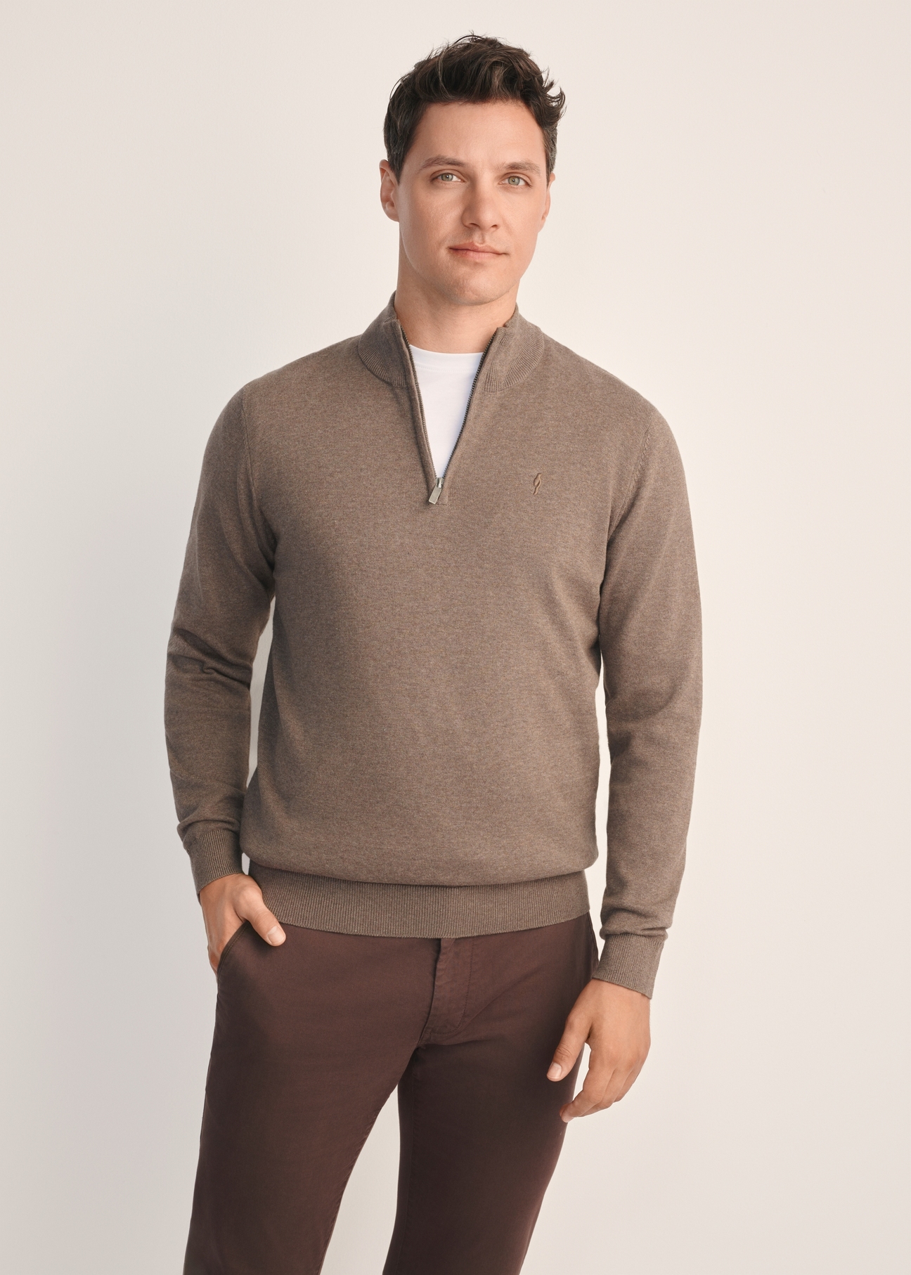 Brown men's sweater SWEMT-0174-90(Z25), front view of the product on the model. Half of the silhouette visible.