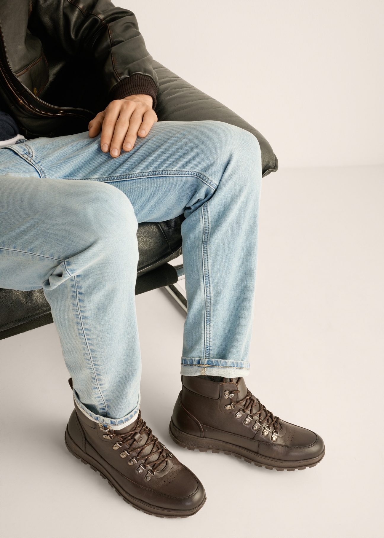 Dark brown men's ankle boots (BUTYM-0562-1I(Z26)), front view on a model's feet, against a light background.