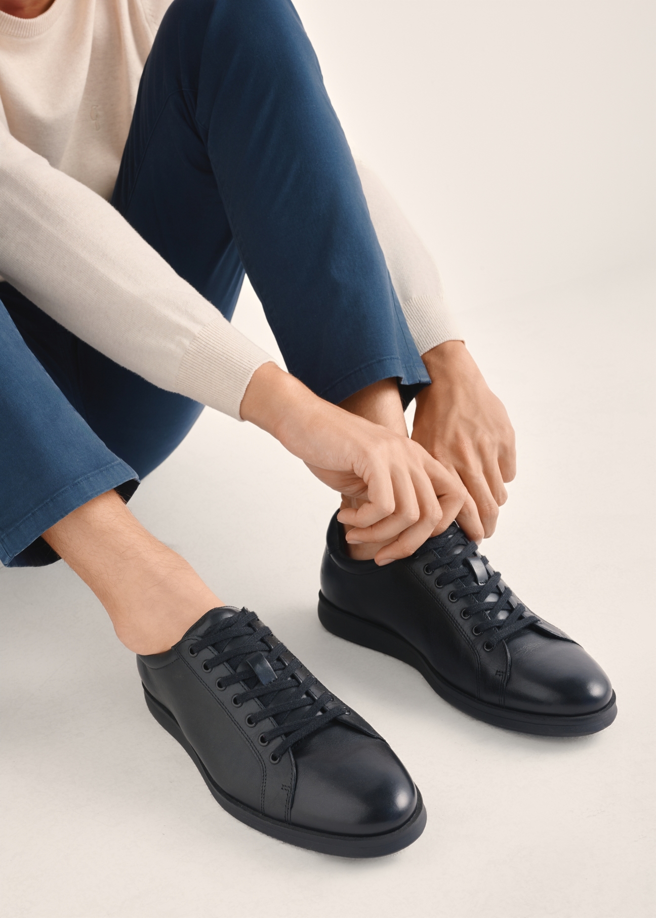 Black men's leather shoes BUTYM-0513-99(Z25), product view on model's feet against a light background.