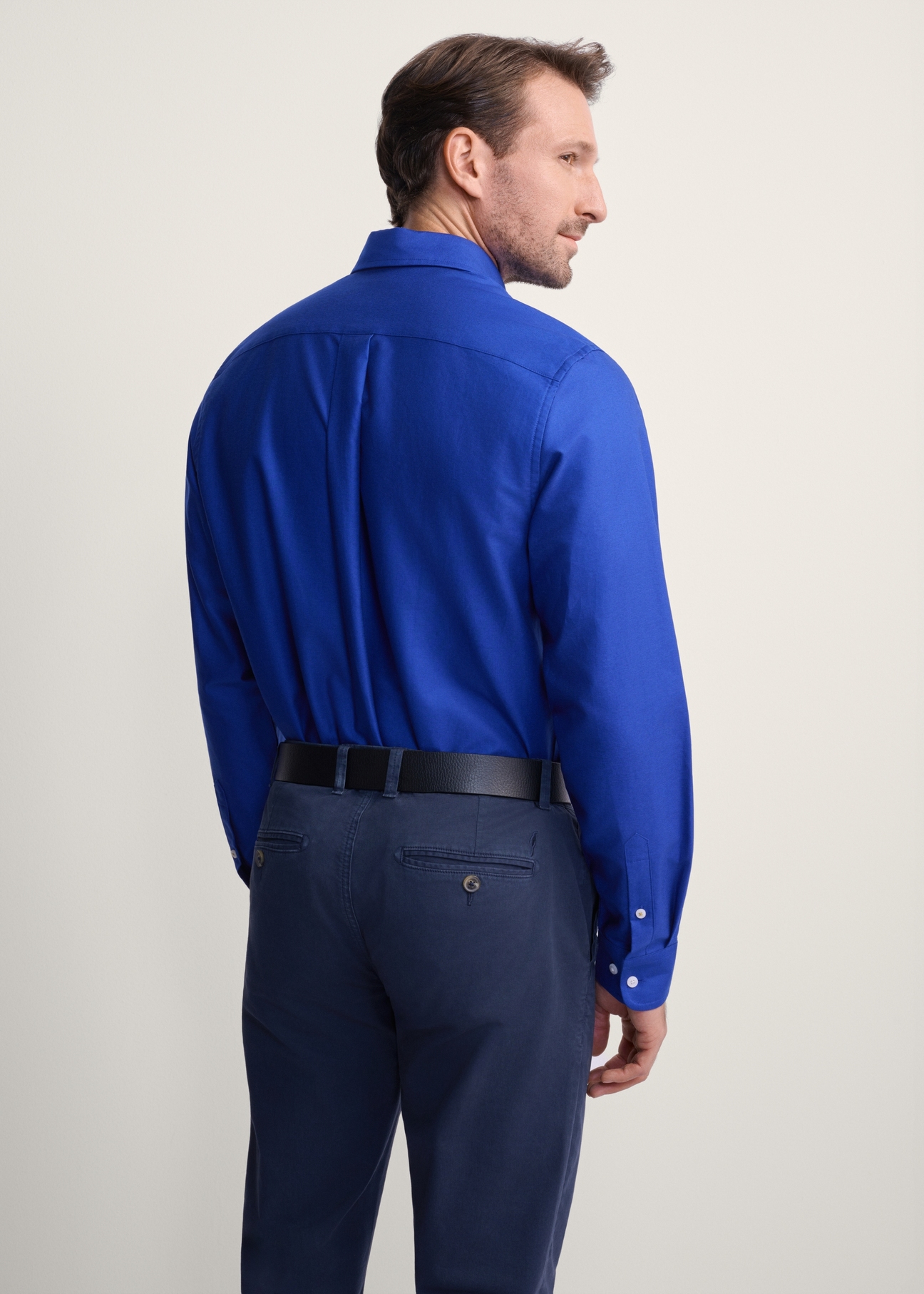 Men's navy blue cotton shirt KOSMT-0346-17(Z25), back view of the product on the model. Half of the silhouette visible.