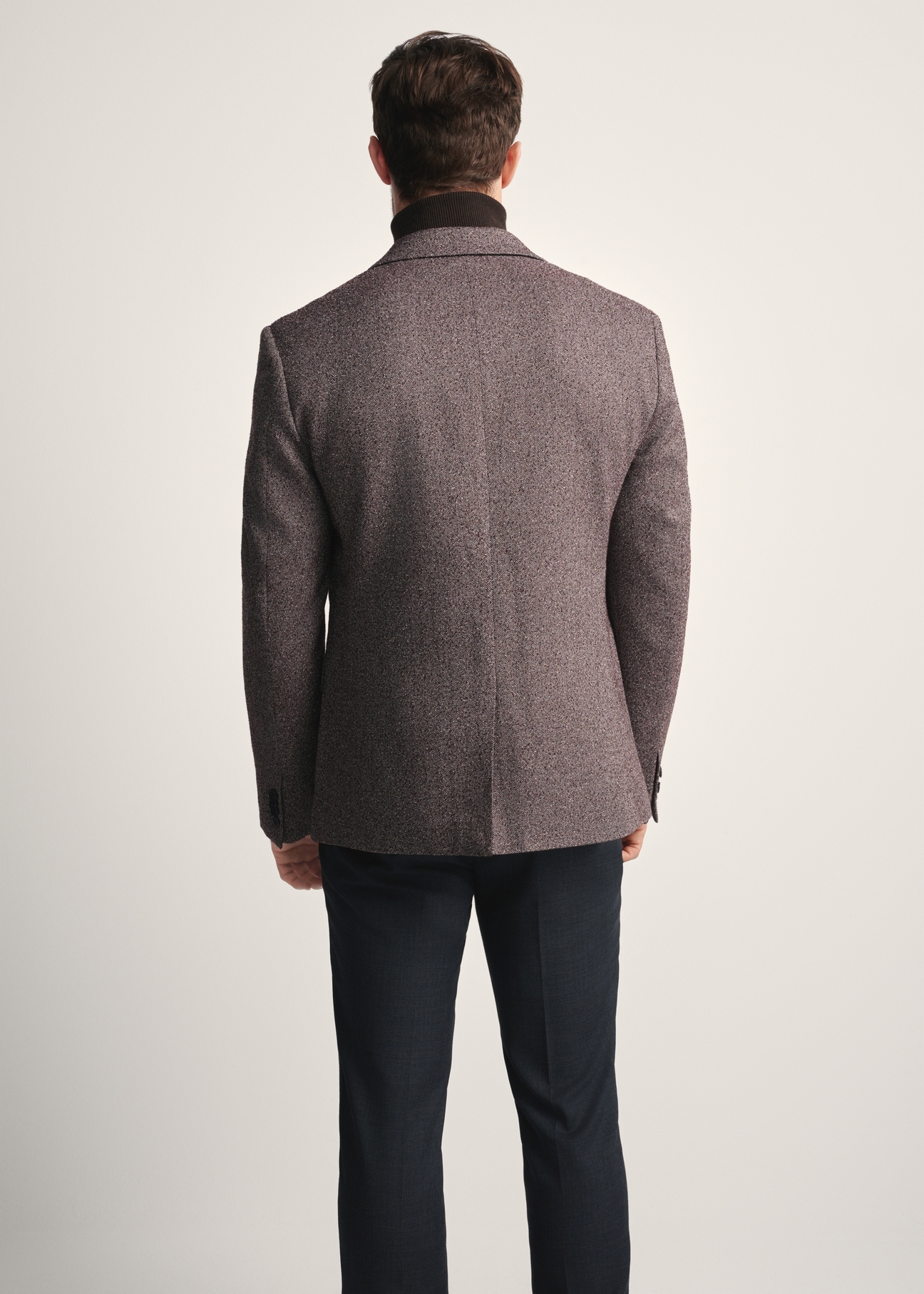 Men's burgundy jacket MARMT-0021-49(Z25), back view of the product on the model, half of the silhouette visible.