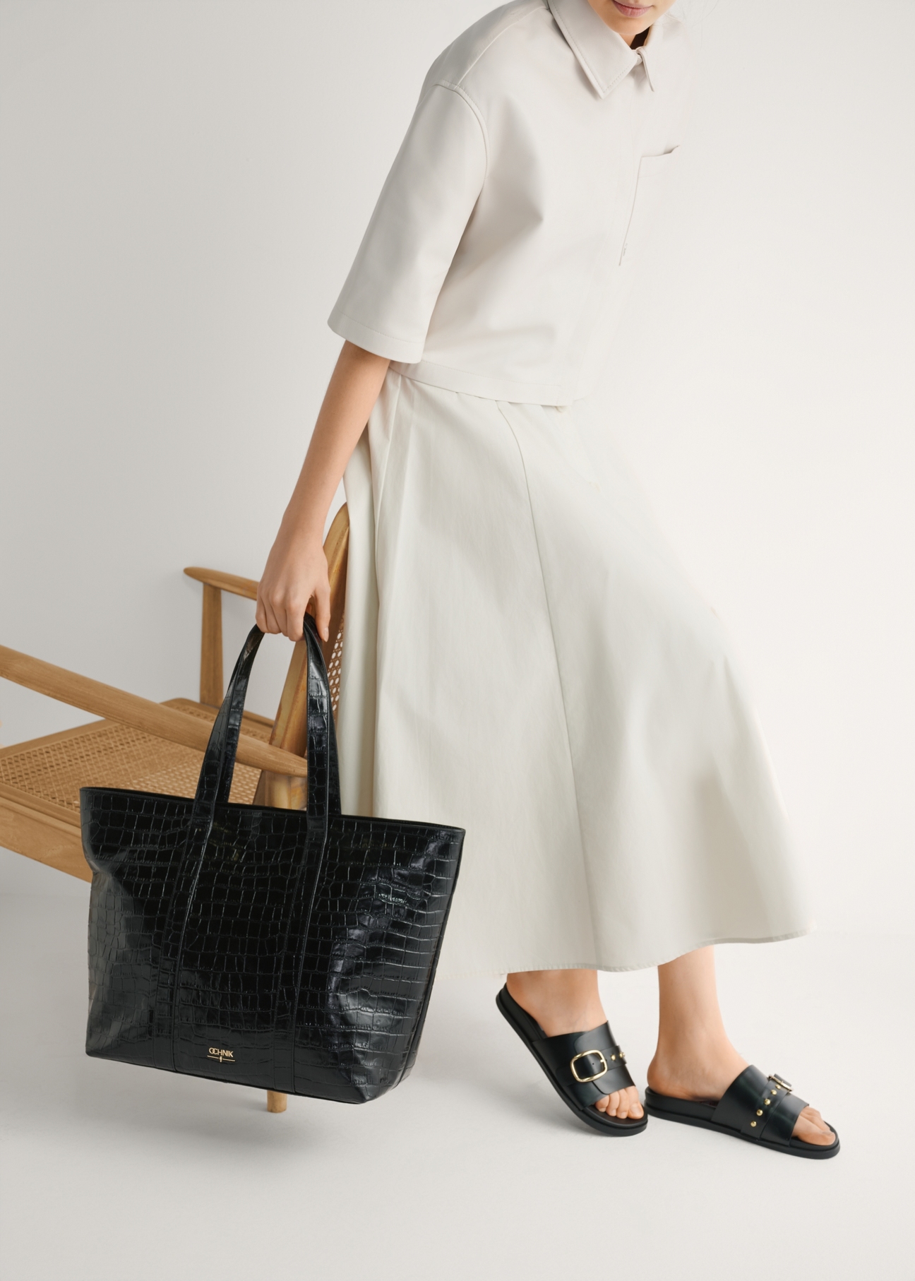 Women's black leather flip-flops BUTYD-1269-99(W26), side view of the product on the model's feet.