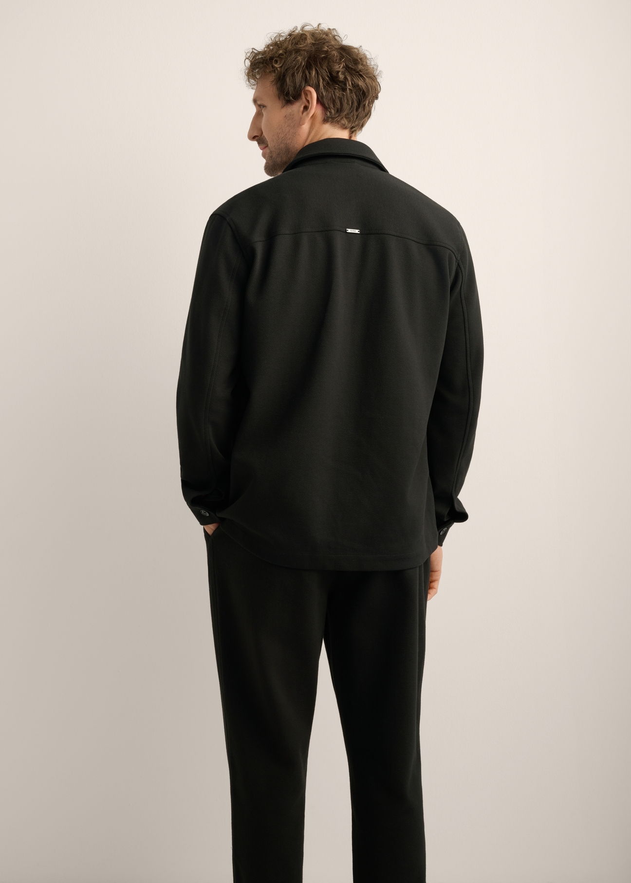 Men's oversized knit shirt KOSMT-0366-99(Z26). Back view of the product on a model. Half of the silhouette is visible. 