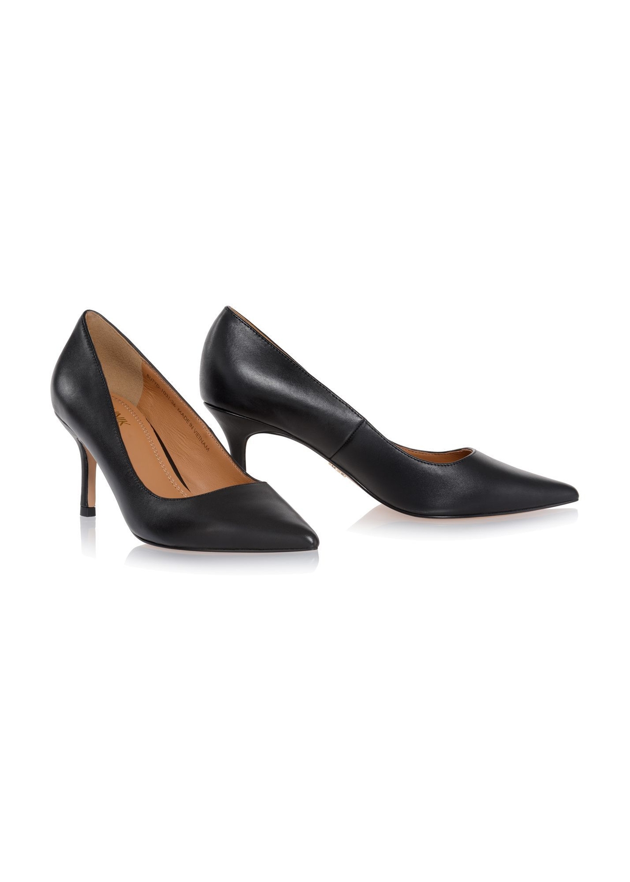 Women's black leather pumps BUTYD-1031A-99(W26), diagonal product view on white background.