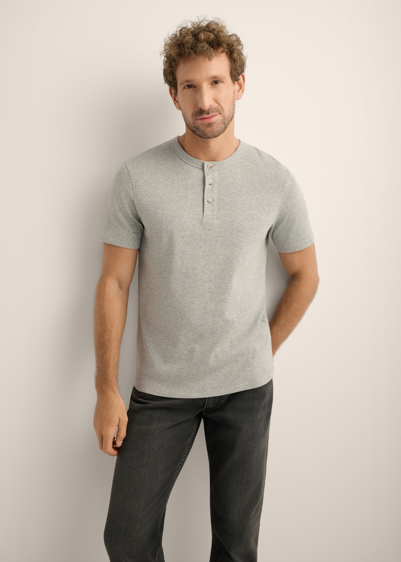 Men's gray ribbed t-shirt TSHMT-0159-9B(Z26), front view of the product on the model. Half of the silhouette visible.