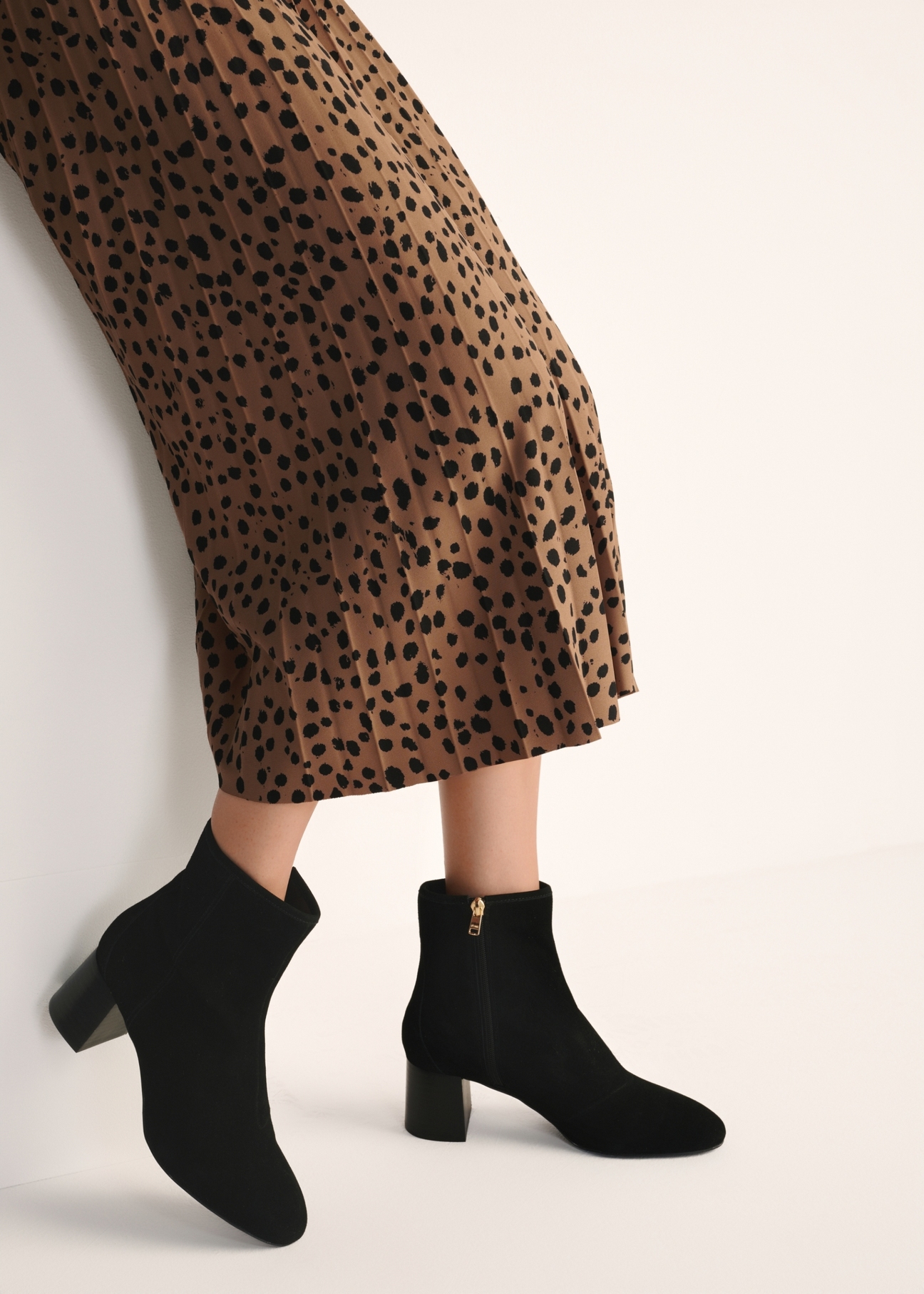 Black suede high-heeled ankle boots BUTYD-1218-99(Z25), product view on model's feet against a light background.