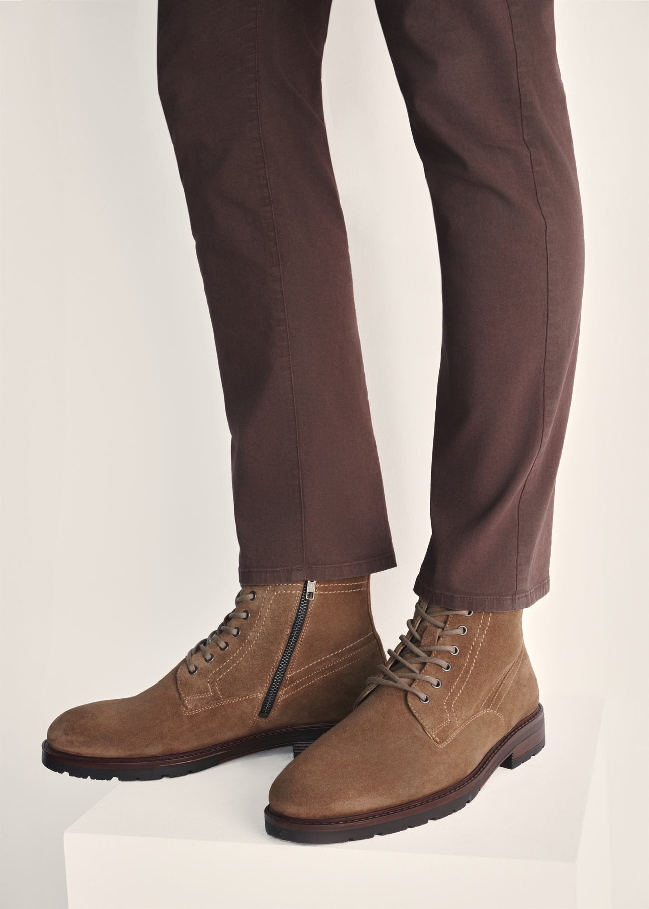 Men's suede ankle boots BUTYM-0522-82(Z25), product view on model's feet against a light background.