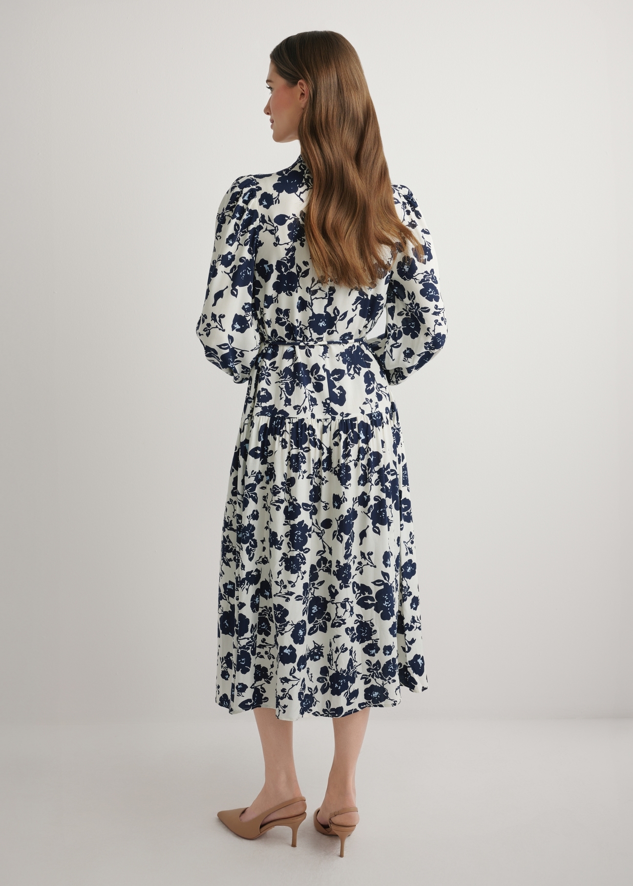 Blue floral midi dress SUKDT-0270-7P(W26), back view of the product on the model. Full silhouette visible.