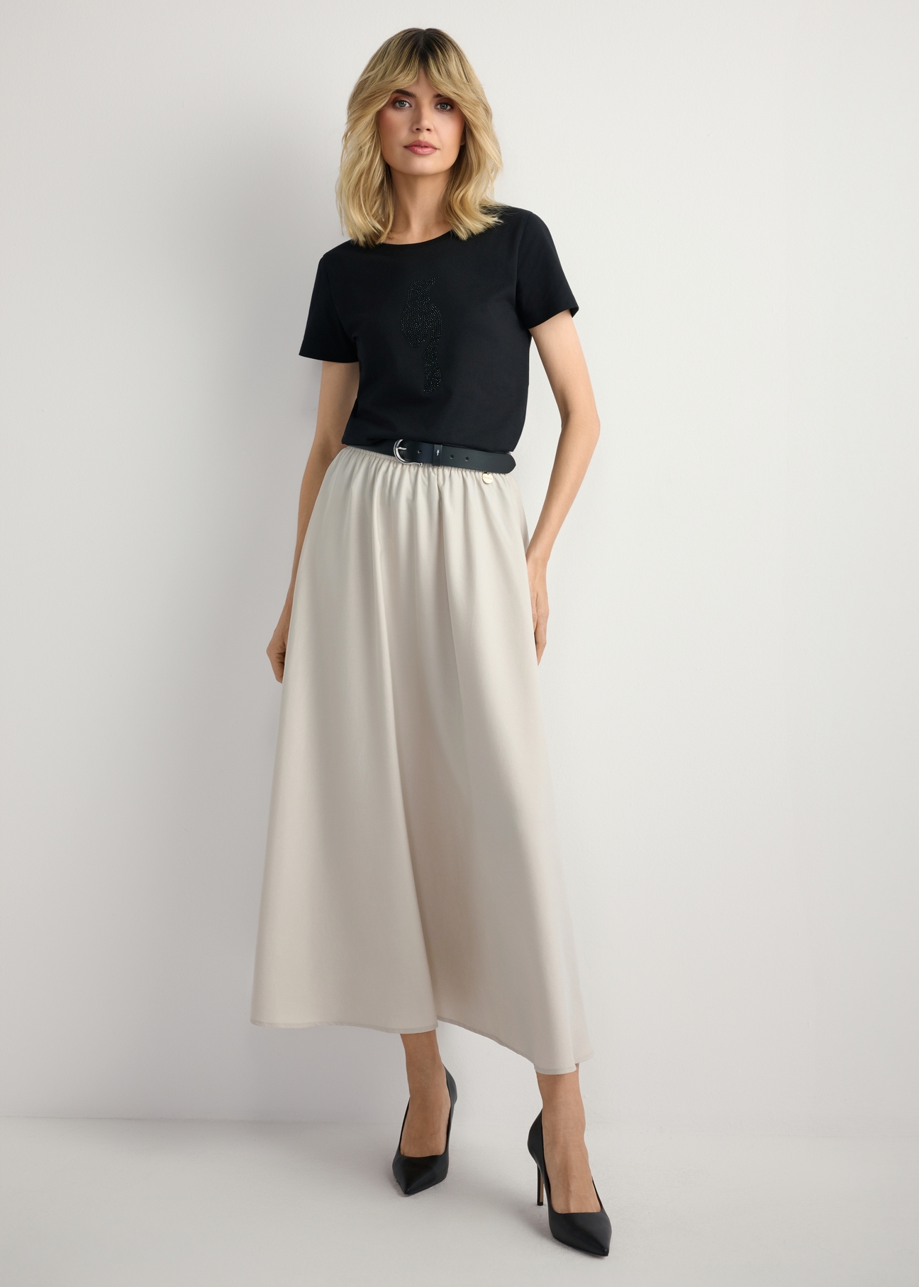 Beige midi skirt SPCDT-0125-1A(W26) - front view of the product, on a model, against a light background. The entire silhouette is visible.