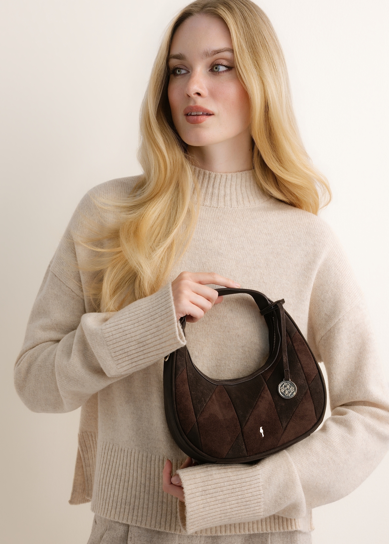Small brown shoulder bag TOREC-1319-1H(Z26), front view of the product on a model. Half-body shot.