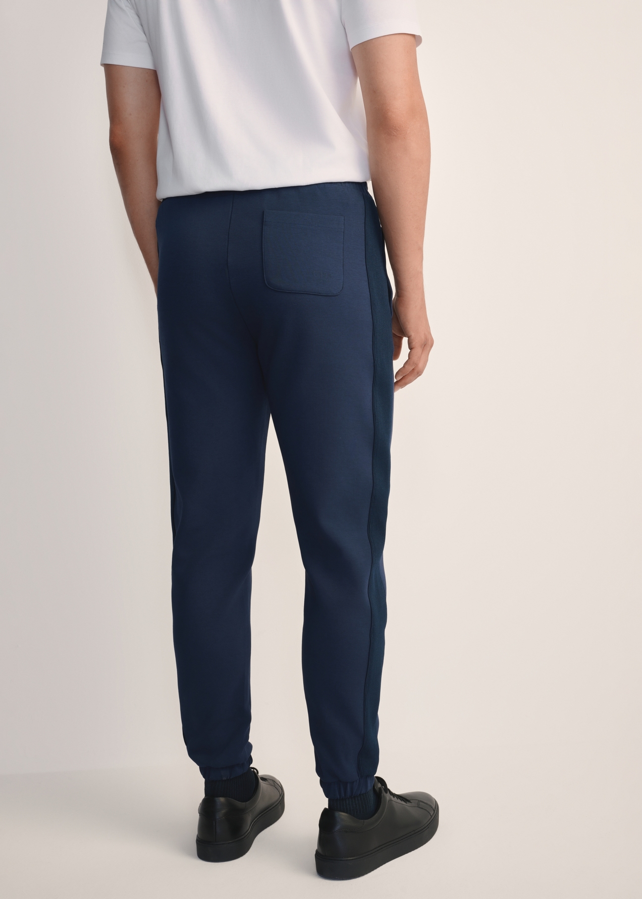 Men's navy blue trousers SPOMT-0111-68(Z25), rear view of the product on the model. Half of the silhouette visible.