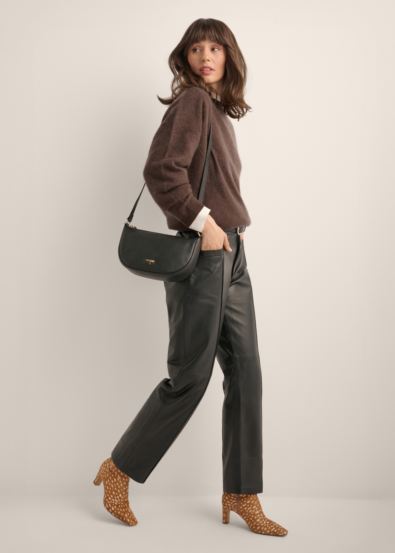 TORES-1426-9I(Z26) semi-circular women's handbag, front view of the product on a model. Full body visible.