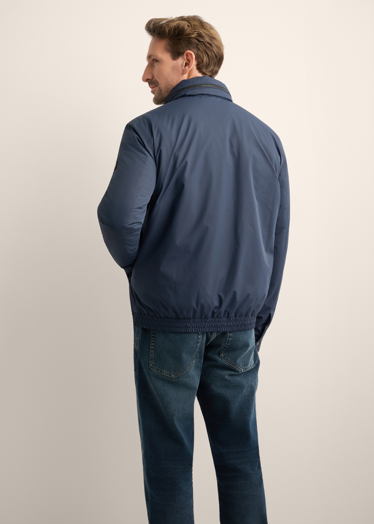Men's navy blue transitional jacket KURMT-0423-7E(Z26), product view from the back on the model. Half of the silhouette visible.