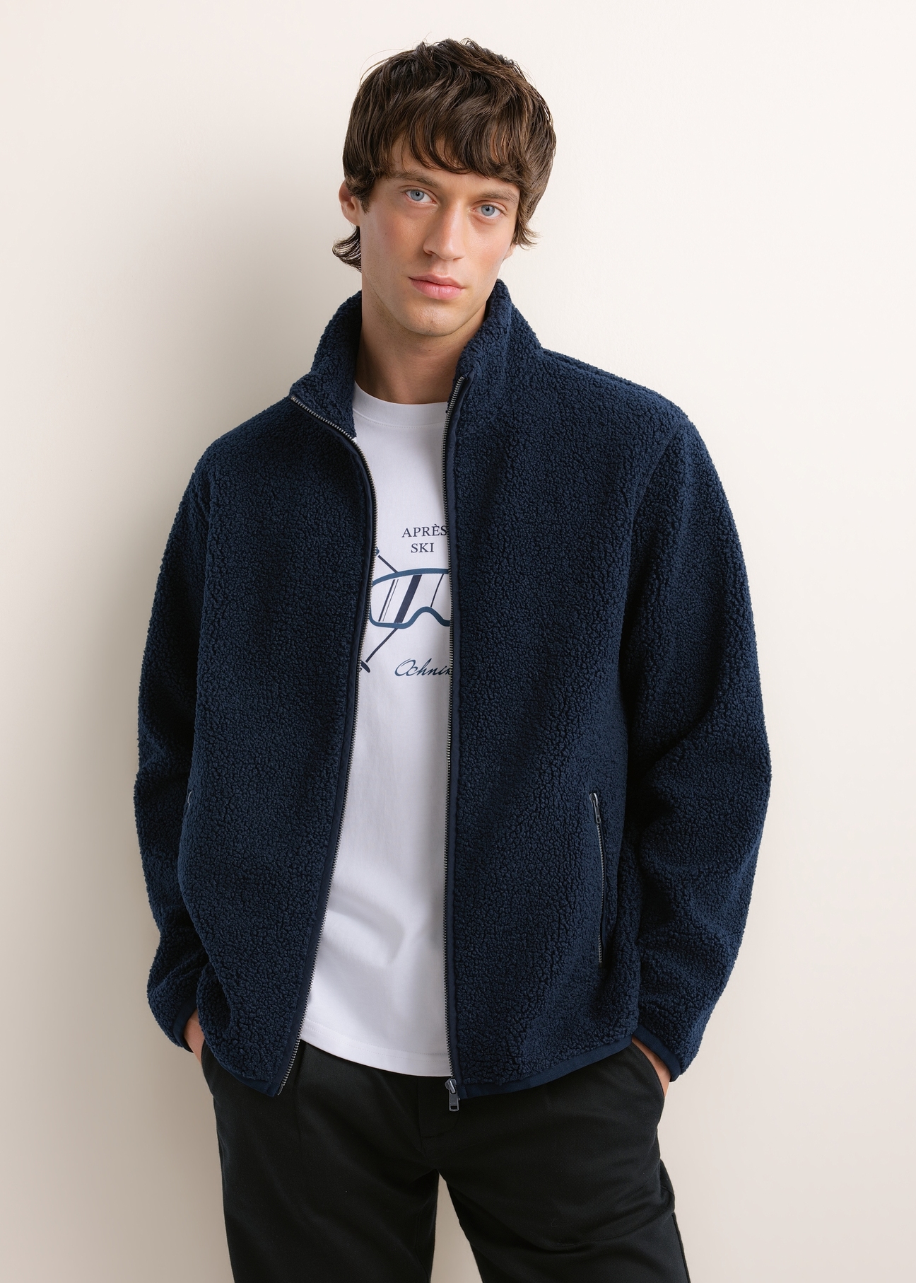 Men's dark navy cotton sweatshirt BLZMT-0088-7E(Z26); front view of the product on a model. Half-body shot.