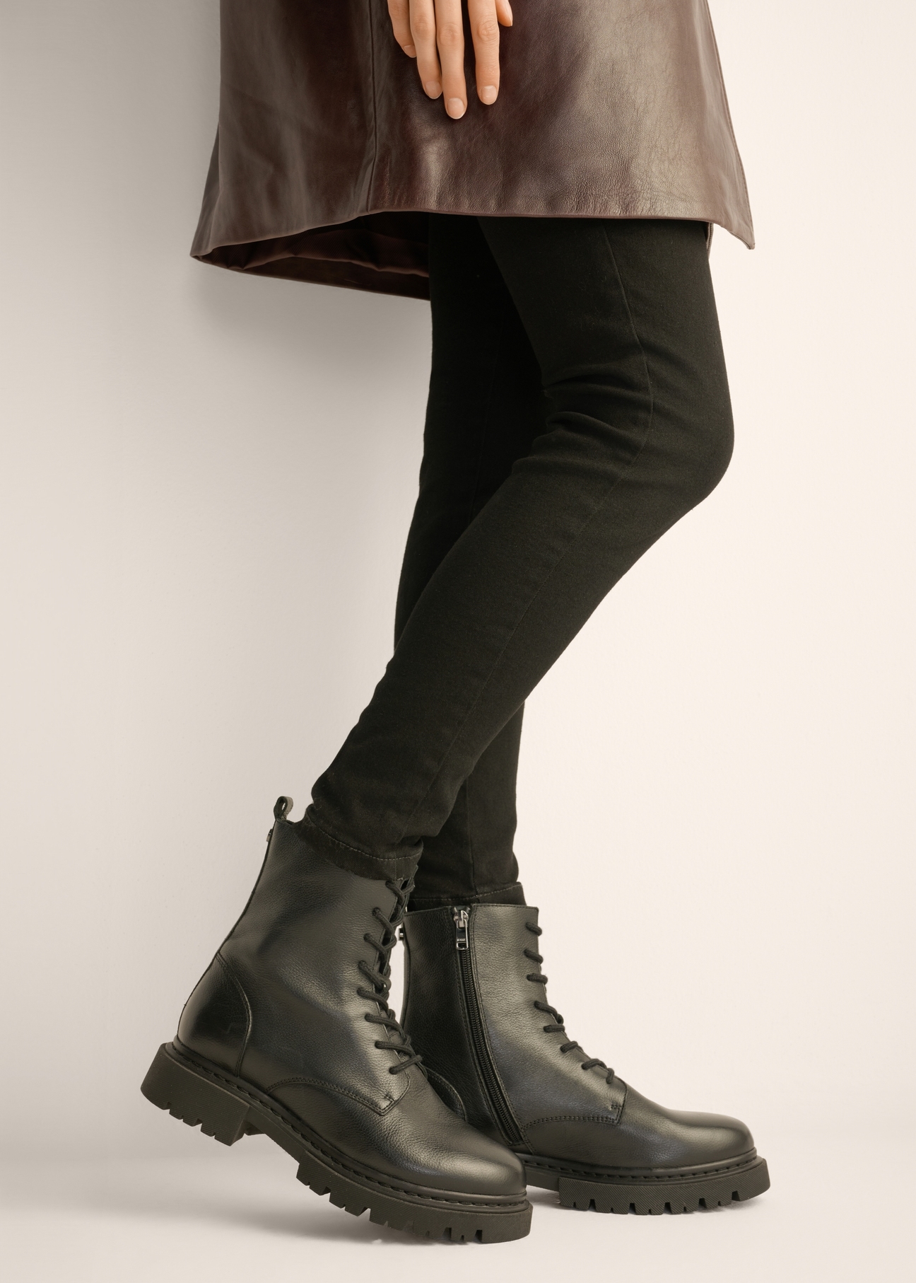 Women's leather ankle boots in black BUTYD-1297-99(Z26), side view of the product on the model's feet.