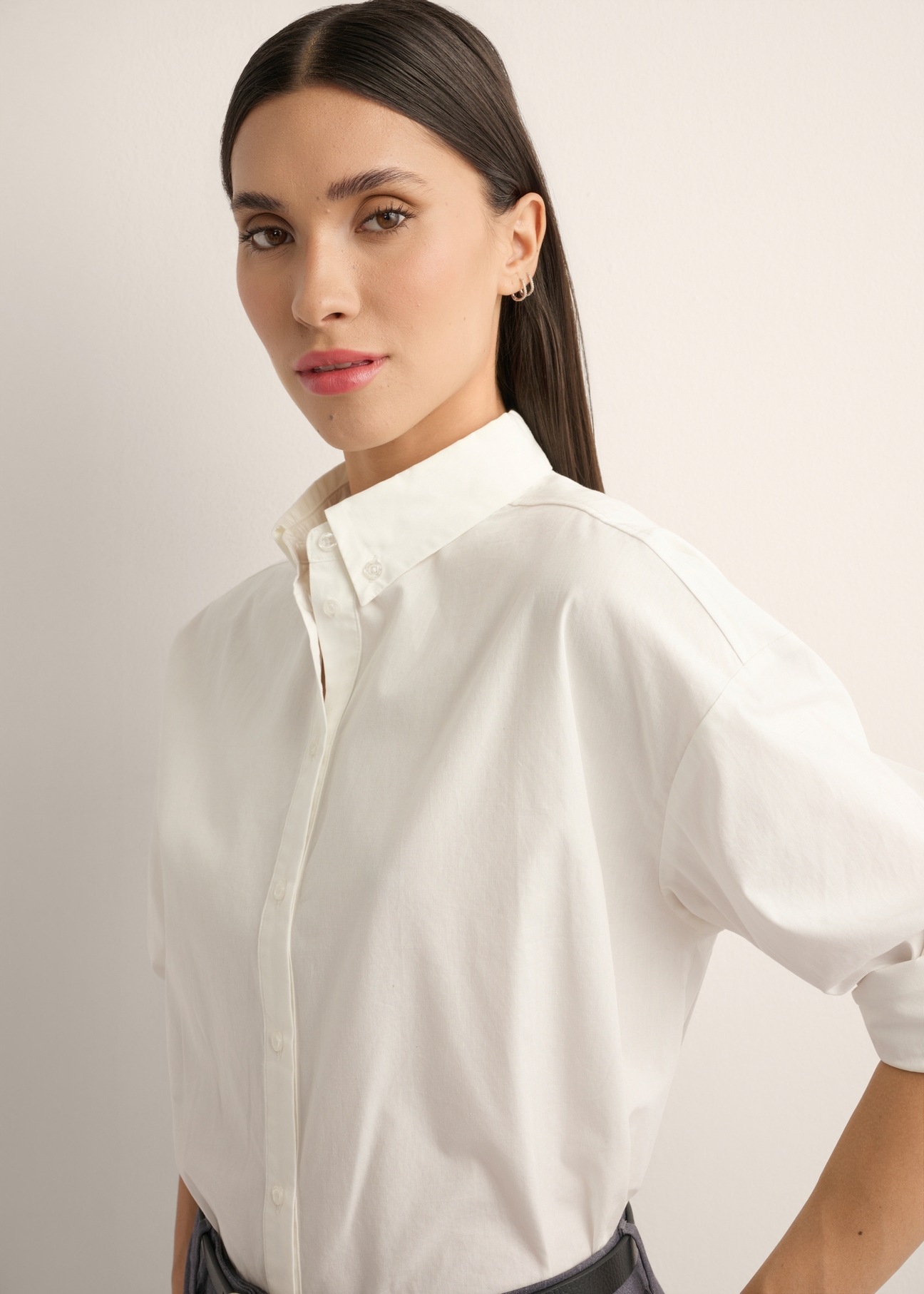 Cream oversize women's shirt KOSDT-0193-0C(Z26), diagonal view of the product on the model, half of the silhouette visible.