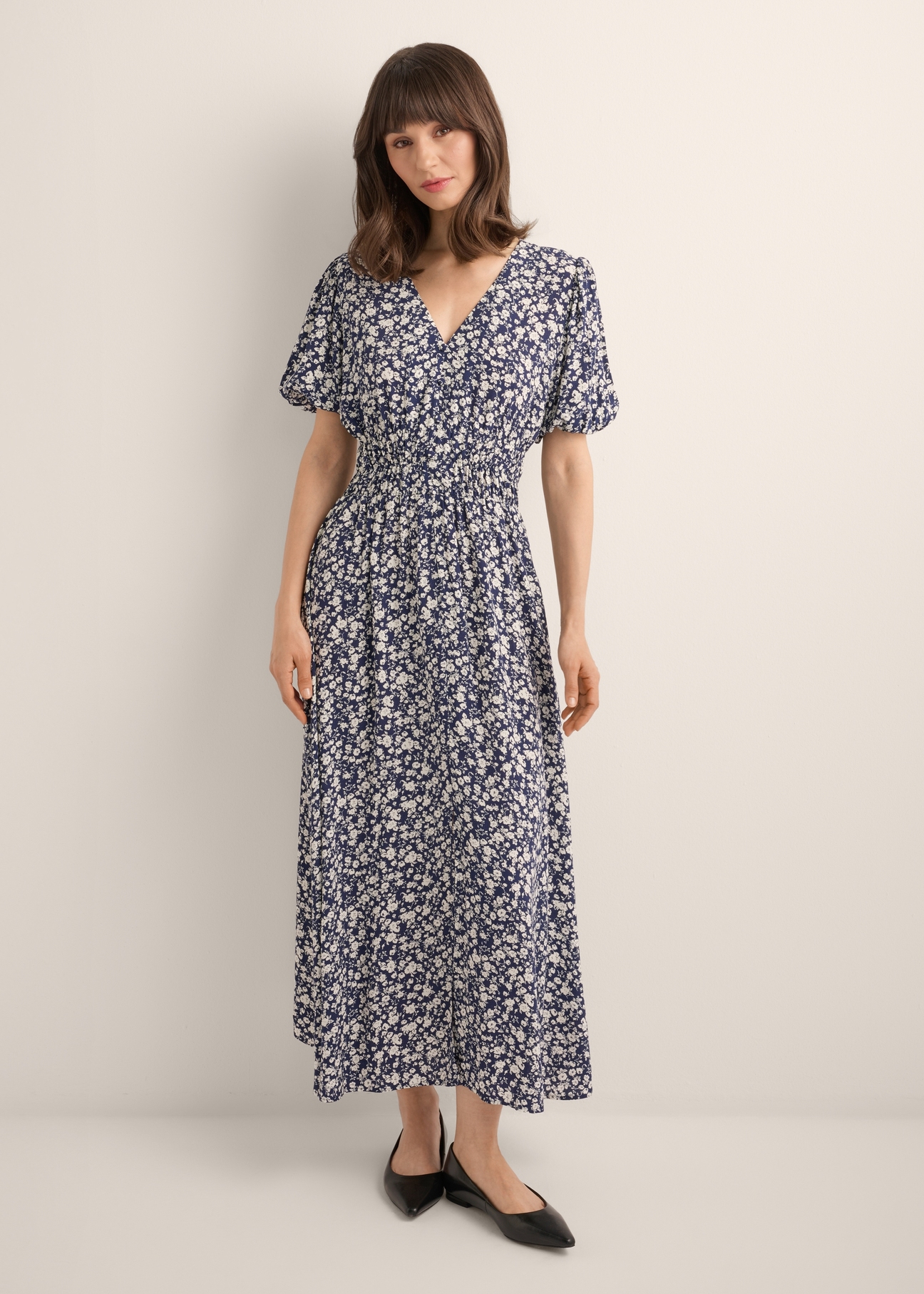 Long floral dress in navy blue SUKDT-0191-7I(W26), front view of the product on the model. Full body visible.