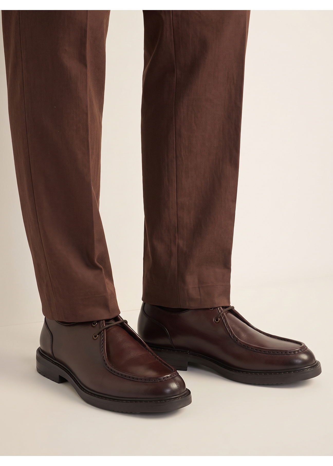 Men's dark brown leather shoes BUTYM-0587-1I(Z26), diagonal view of the product on the model. Half of the silhouette visible.