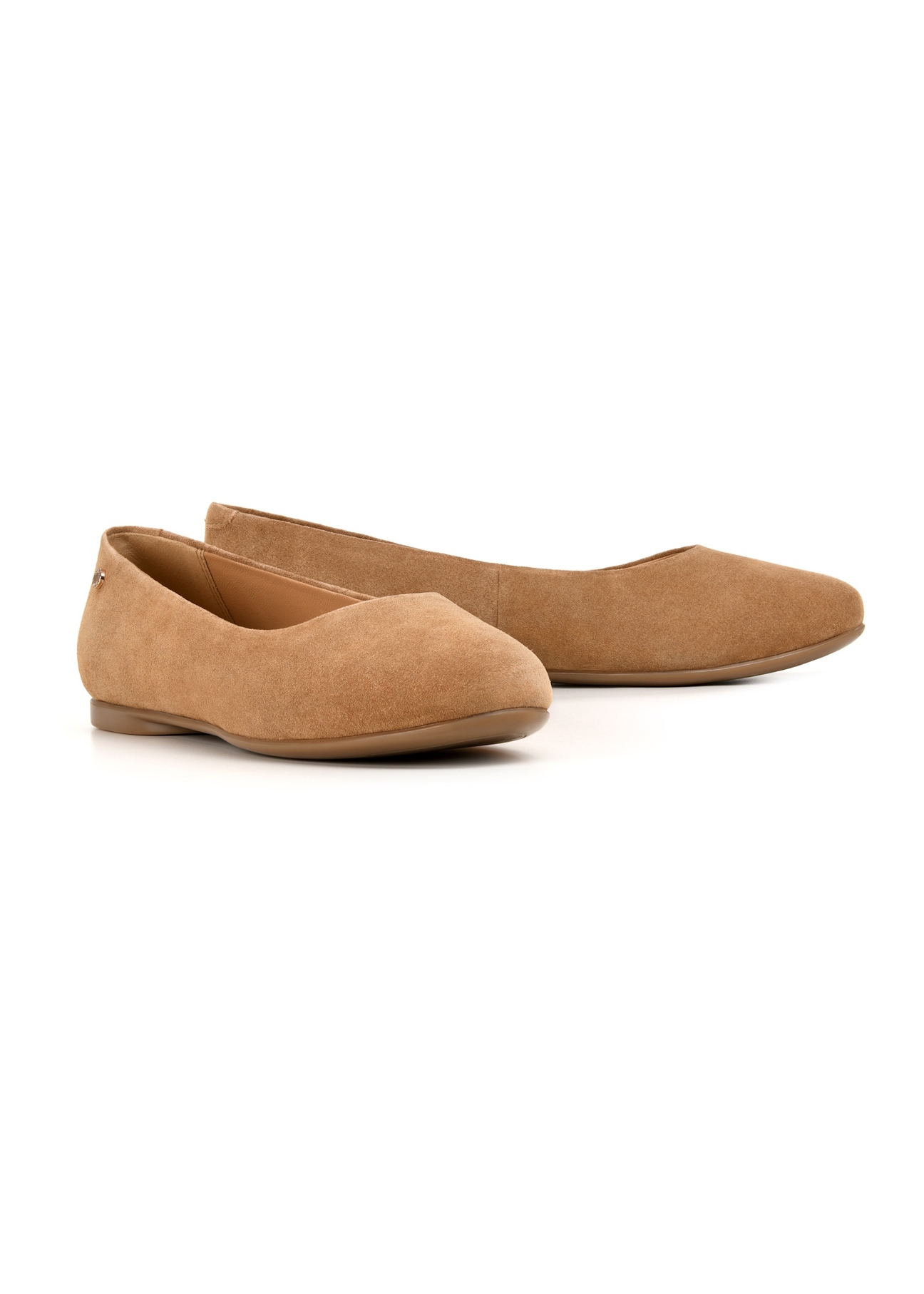 Women's suede ballet flats in beige color BUTYD-1247-1B(W26), diagonal product view on a white background.