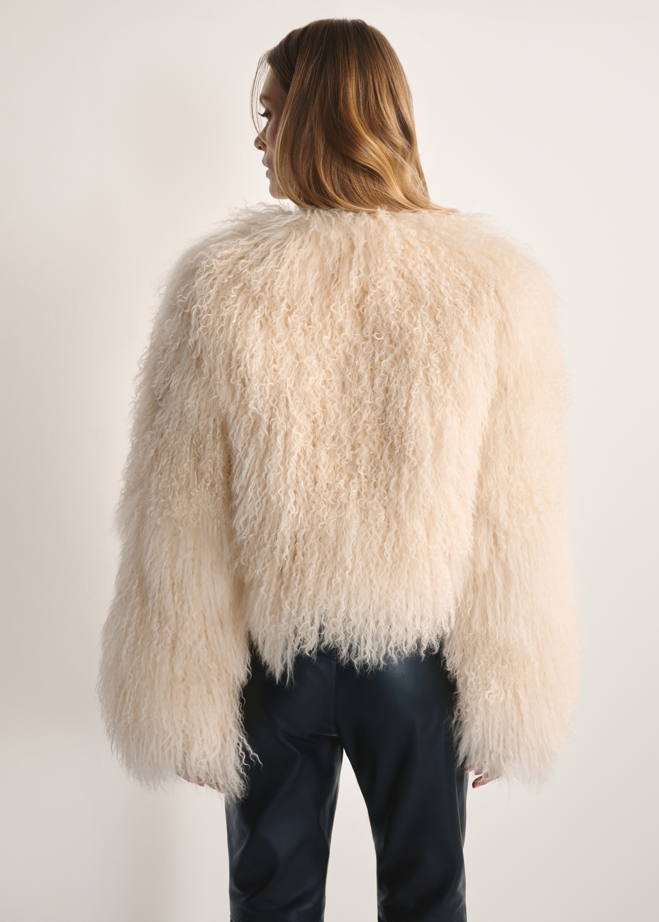 Short natural fur coat in cream color FUTDF-0104-4160(Z25), product view from the back on the model, half of the silhouette visible.