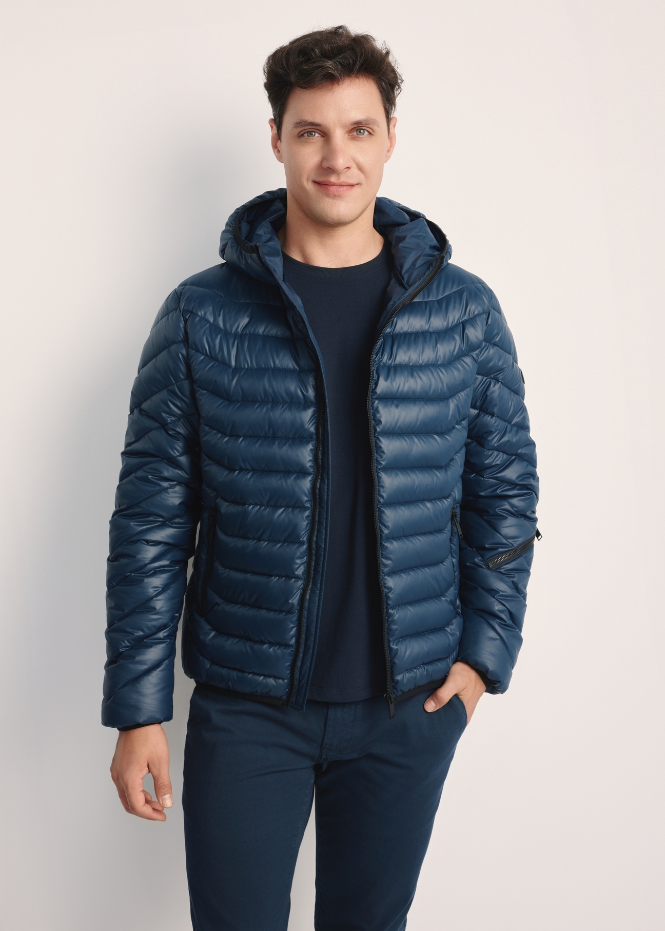 Men's jacket in navy blue KURMT-0380-69(Z25), product visible from the front on the model, half of the silhouette visible.