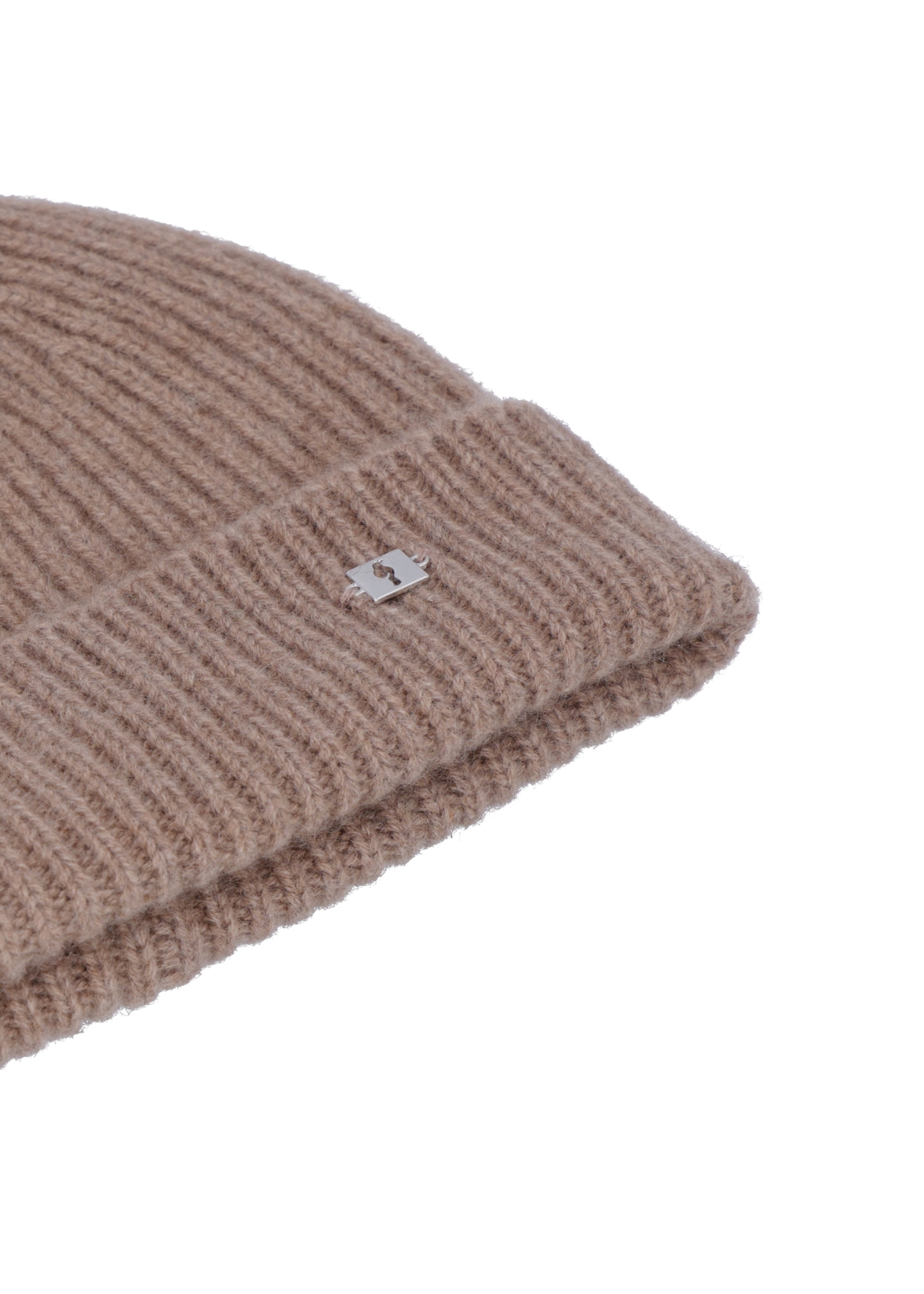 Cashmere hat in a shade of cool beige CZADT-0232-1K(Z26) - close-up of the detail, on a white background.