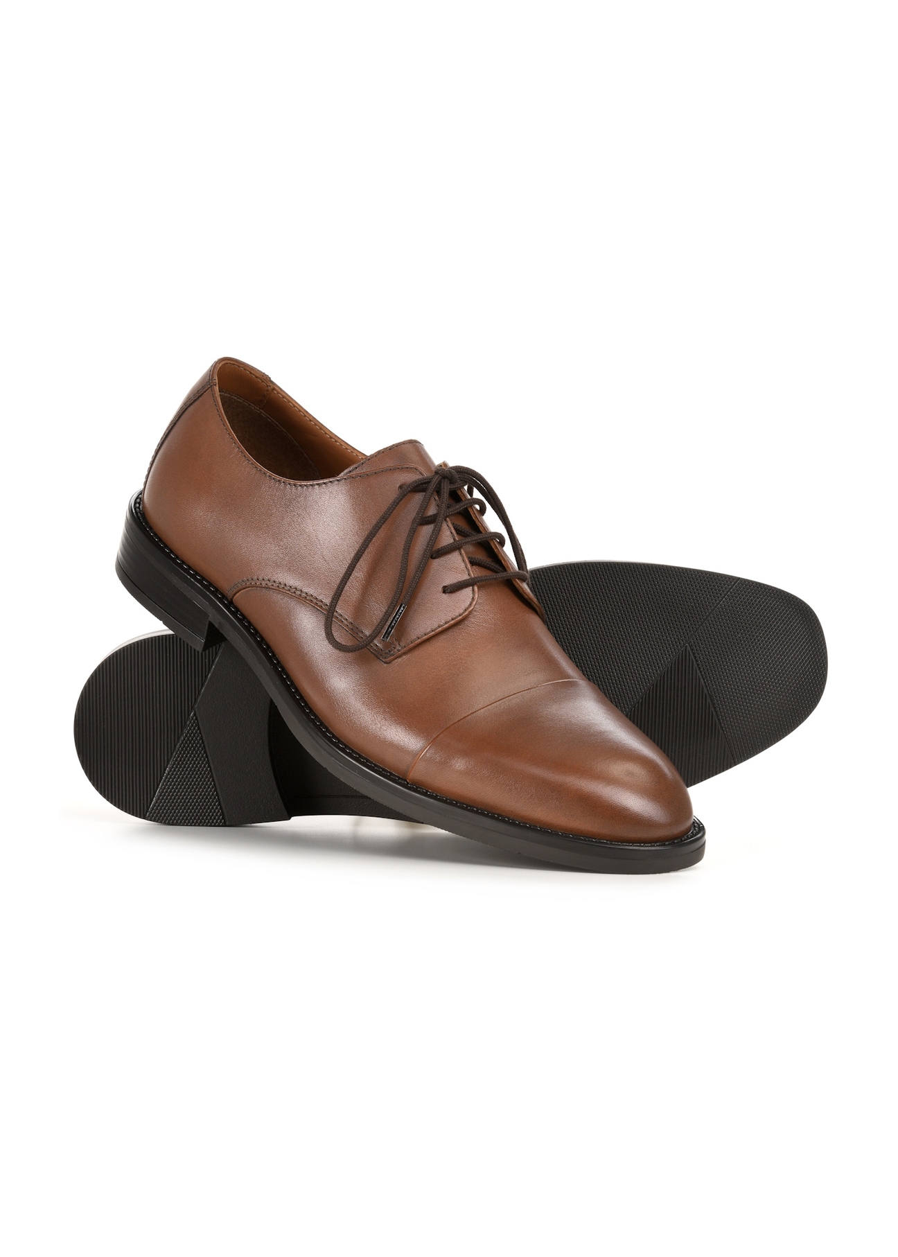 Men's leather brogues in cognac color BUTYM-0500-1F(W26), diagonal product view on a white background.