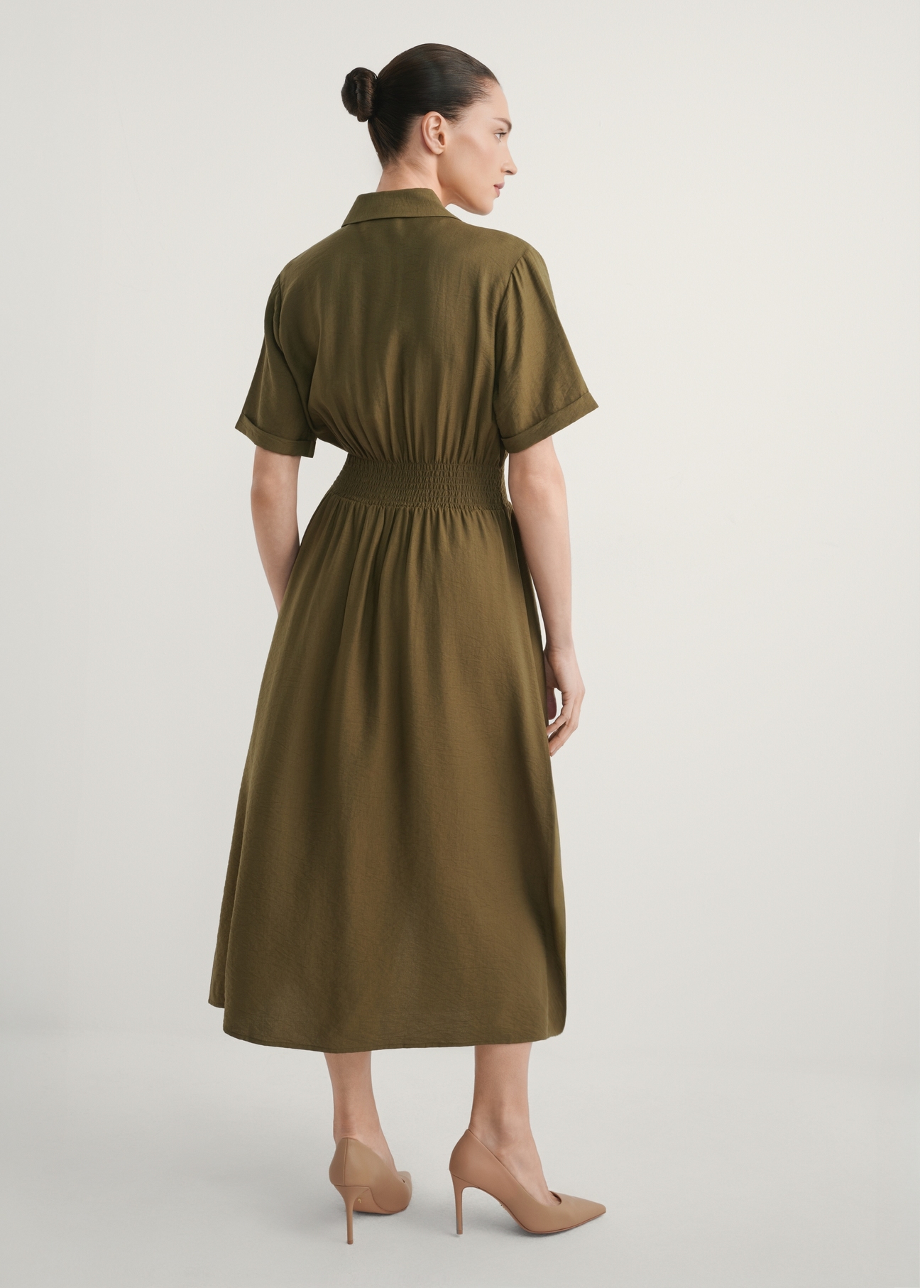 Khaki midi dress SUKDT-0257-8D(W26), back view of the product on the model. Full body visible.