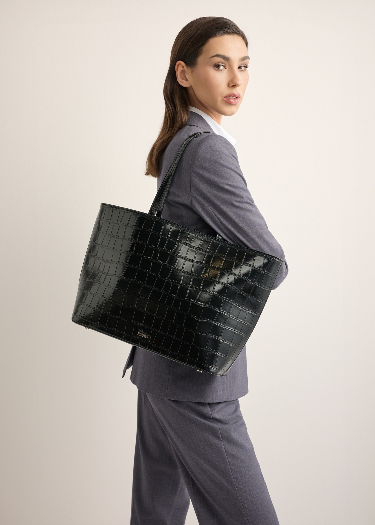Black croco shopper bag TOREC-1242-9G(Z26), front view on model. Half silhouette visible.