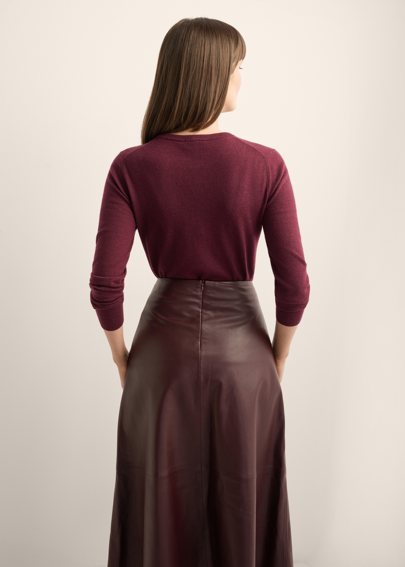 Burgundy wool sweater SWEDT-0267-4D(Z26), back view of the product on the model. Half of the silhouette visible.