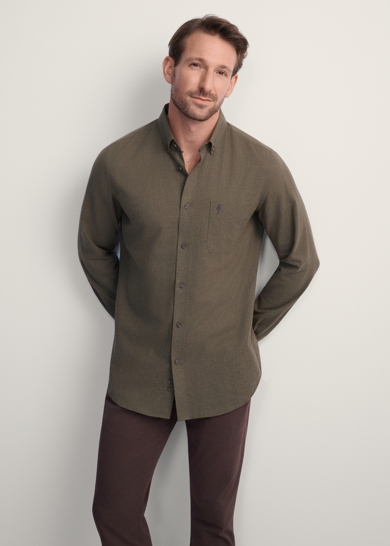 Men's khaki shirt KOSMT-0299A-55(Z25), front view of the product on the model. Half of the silhouette visible.