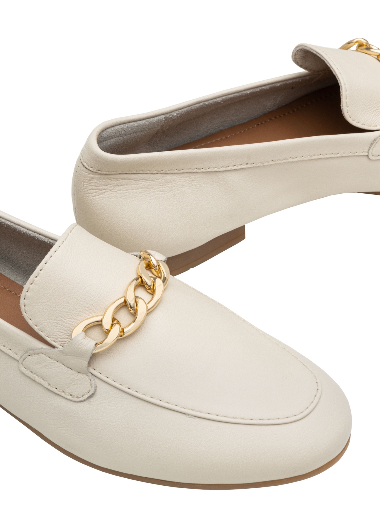 Women's cream leather moccasins with chain BUTYD-0914A-0B(W26), close-up of the product detail on a white background.