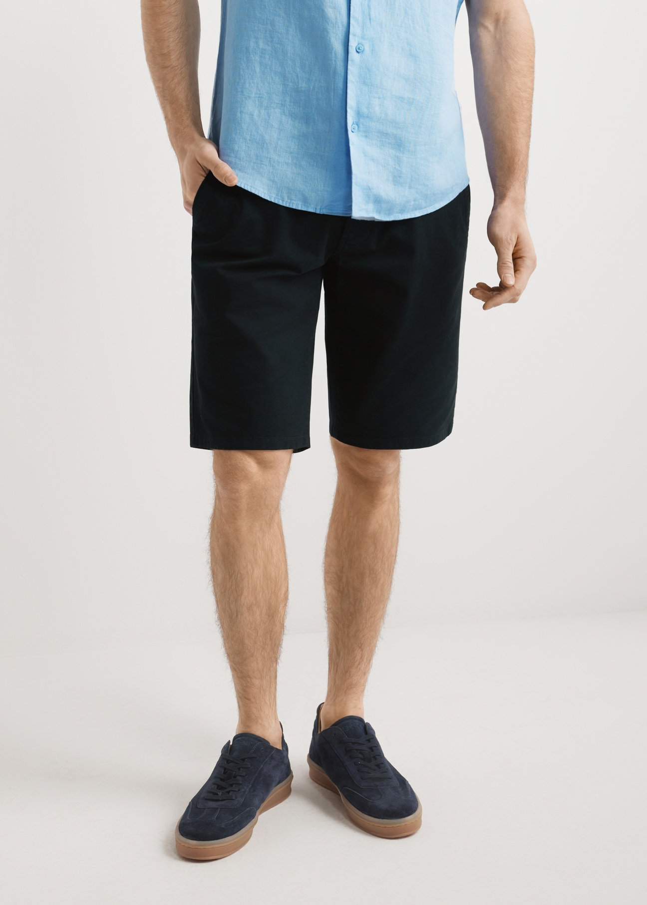 Navy blue suede sports shoes BUTYM-0543-7D(W26), front view of the product on the model's feet.