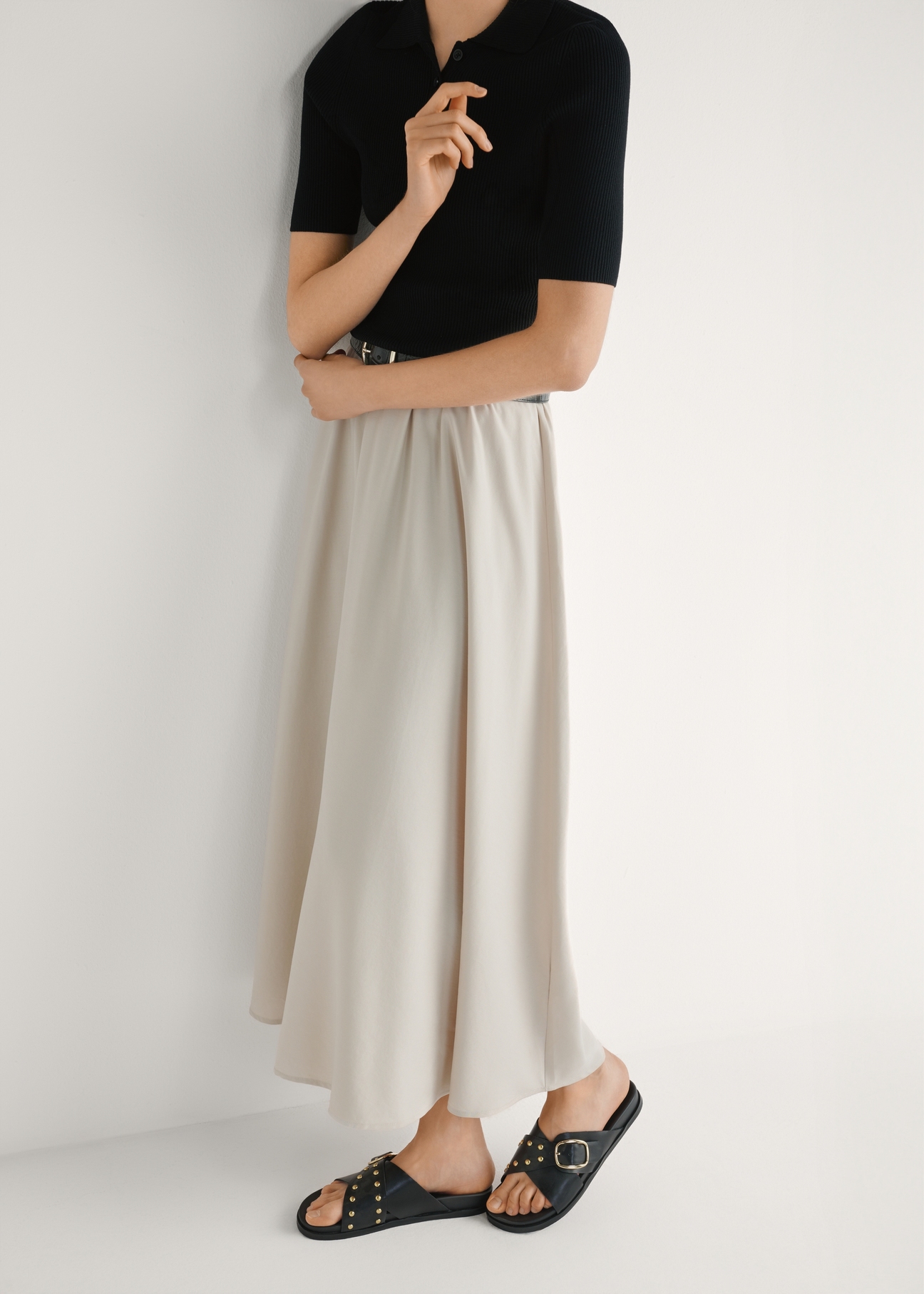 Women's leather flip-flops in black BUTYD-1268-99(W26), side view of the product on the model's feet.