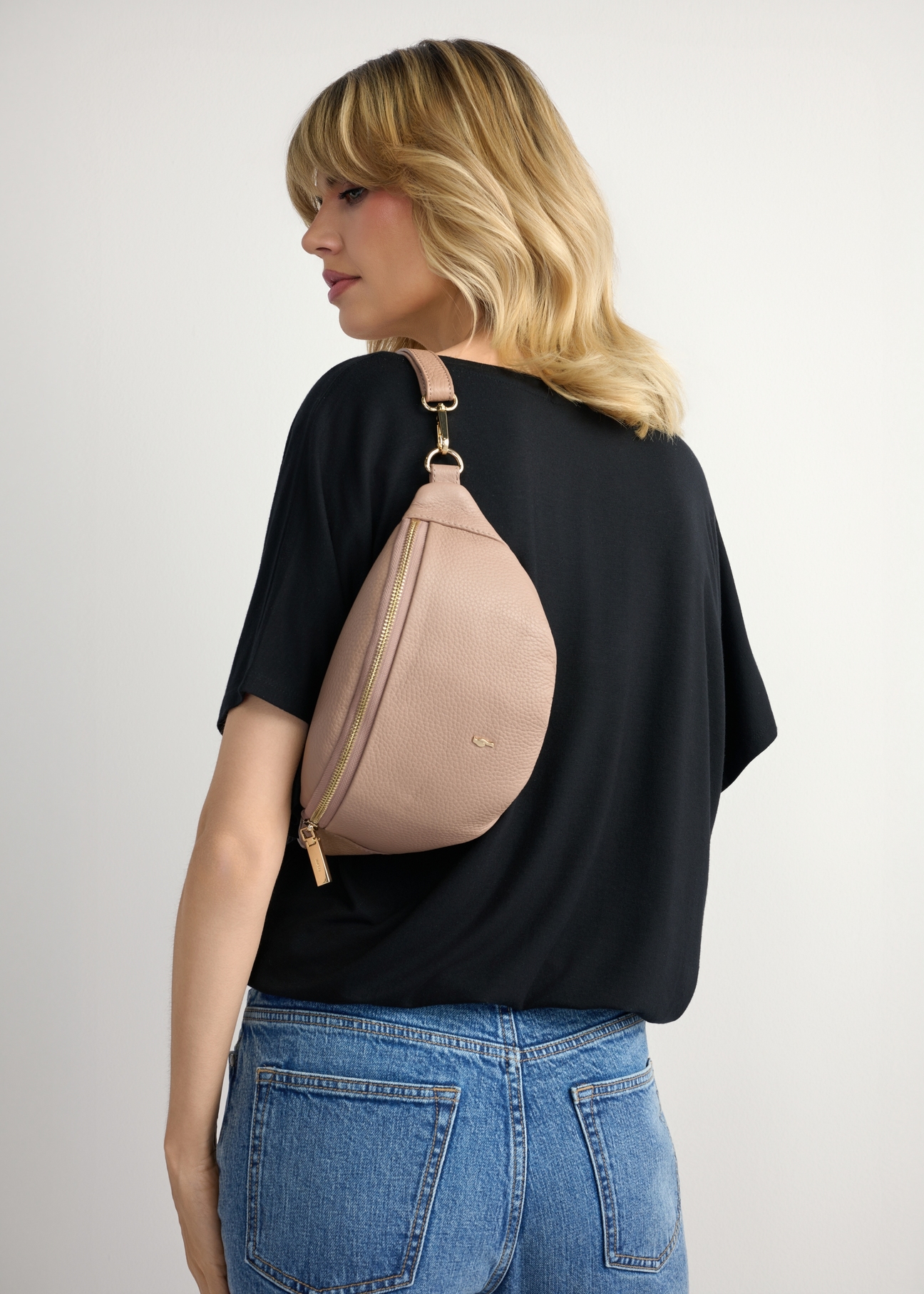 Women's pink leather waist bag TORES-0894E-5D(W26), front view of the product on the model's silhouette.