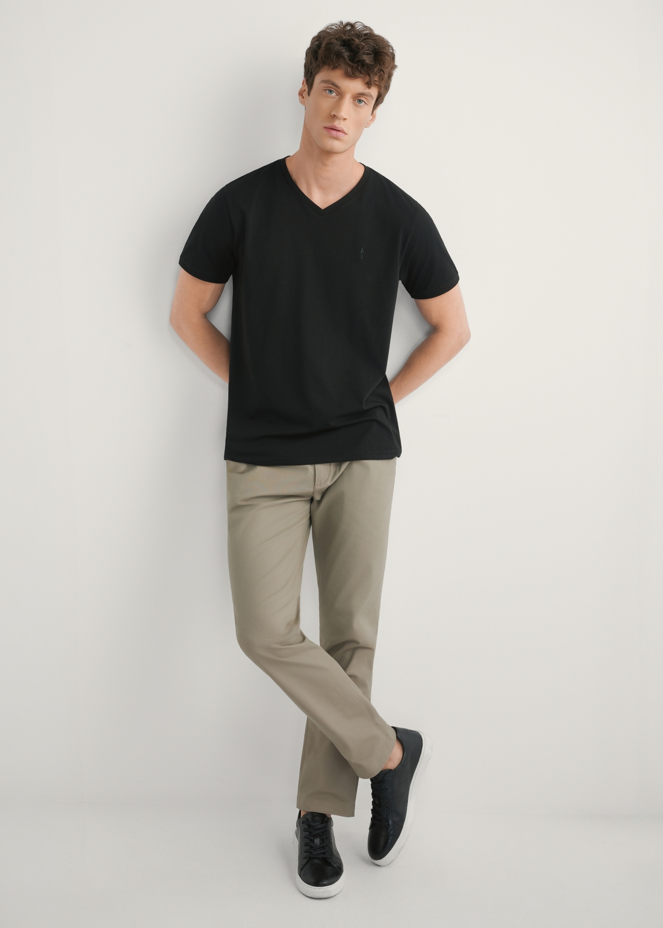 Men's dark beige trousers SPOMT-0121-1K(W26) - front view of the product, on a model, against a light background. Full silhouette visible.