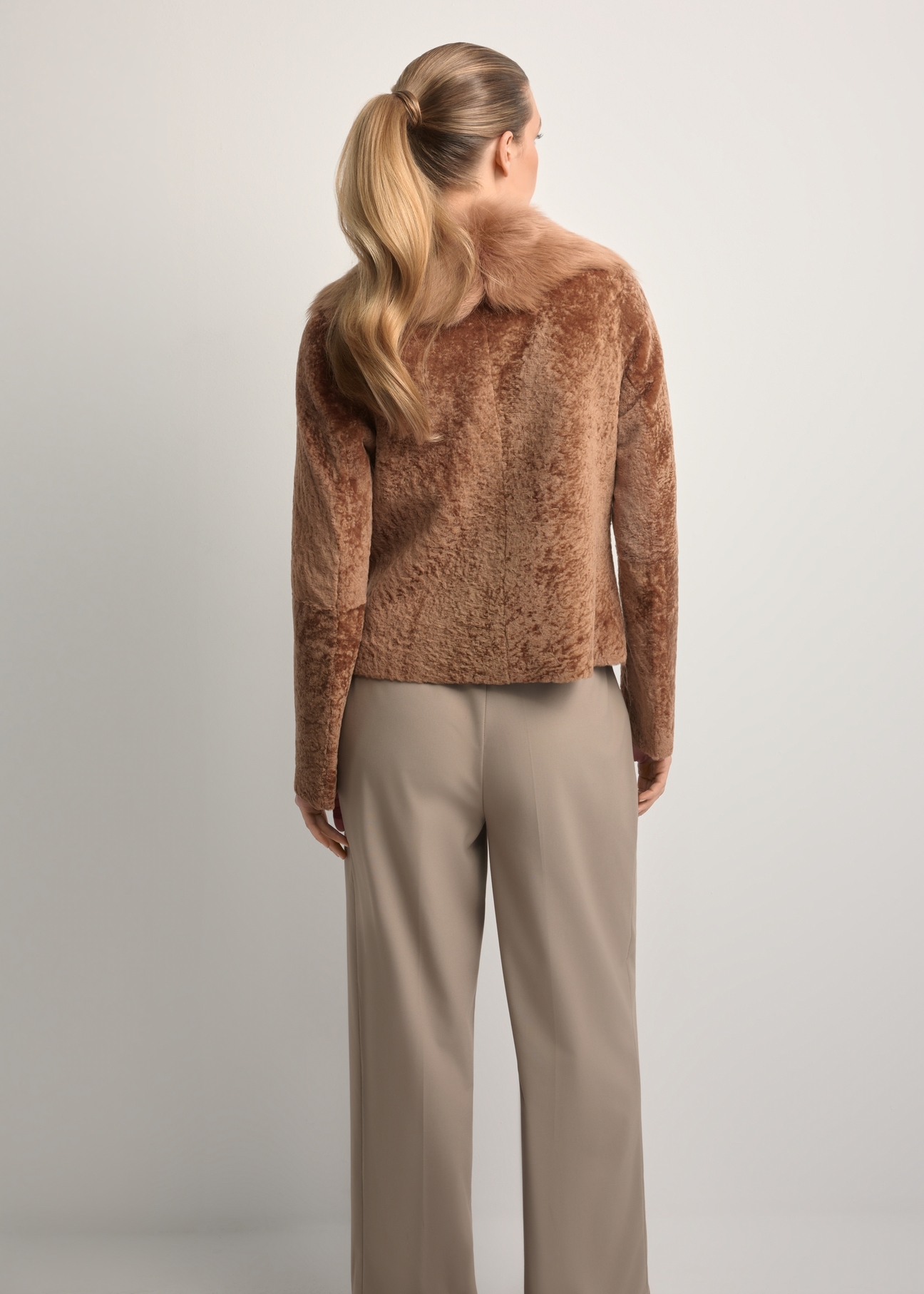 Women's camel-colored leather sheepskin coat KOZDS-0095-3099(Z25), back view of the product on the model. Half of the silhouette visible.