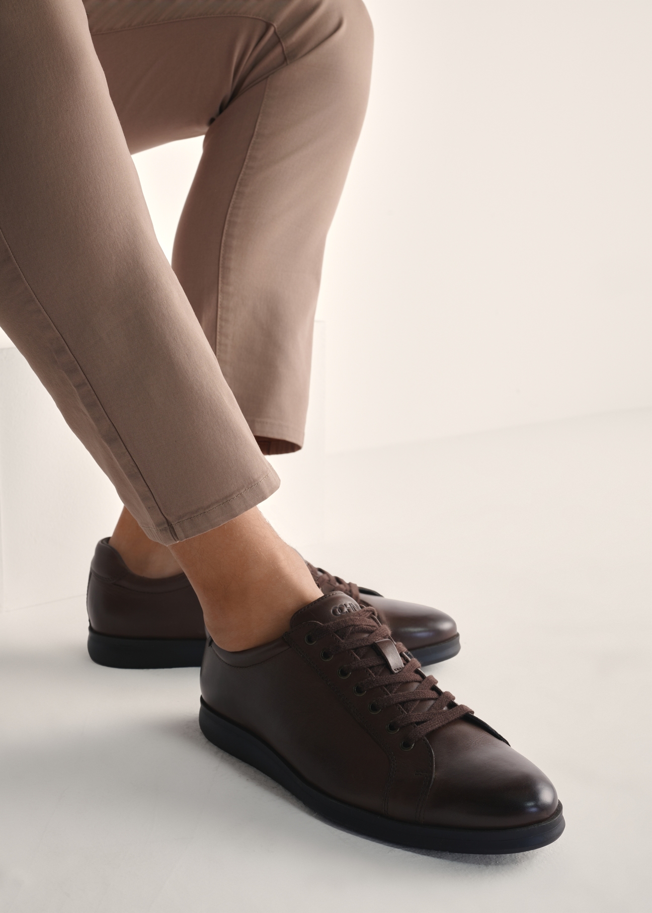 Brown men's leather shoes BUTYM-0513-89(Z25), product view on model's feet against a light background.