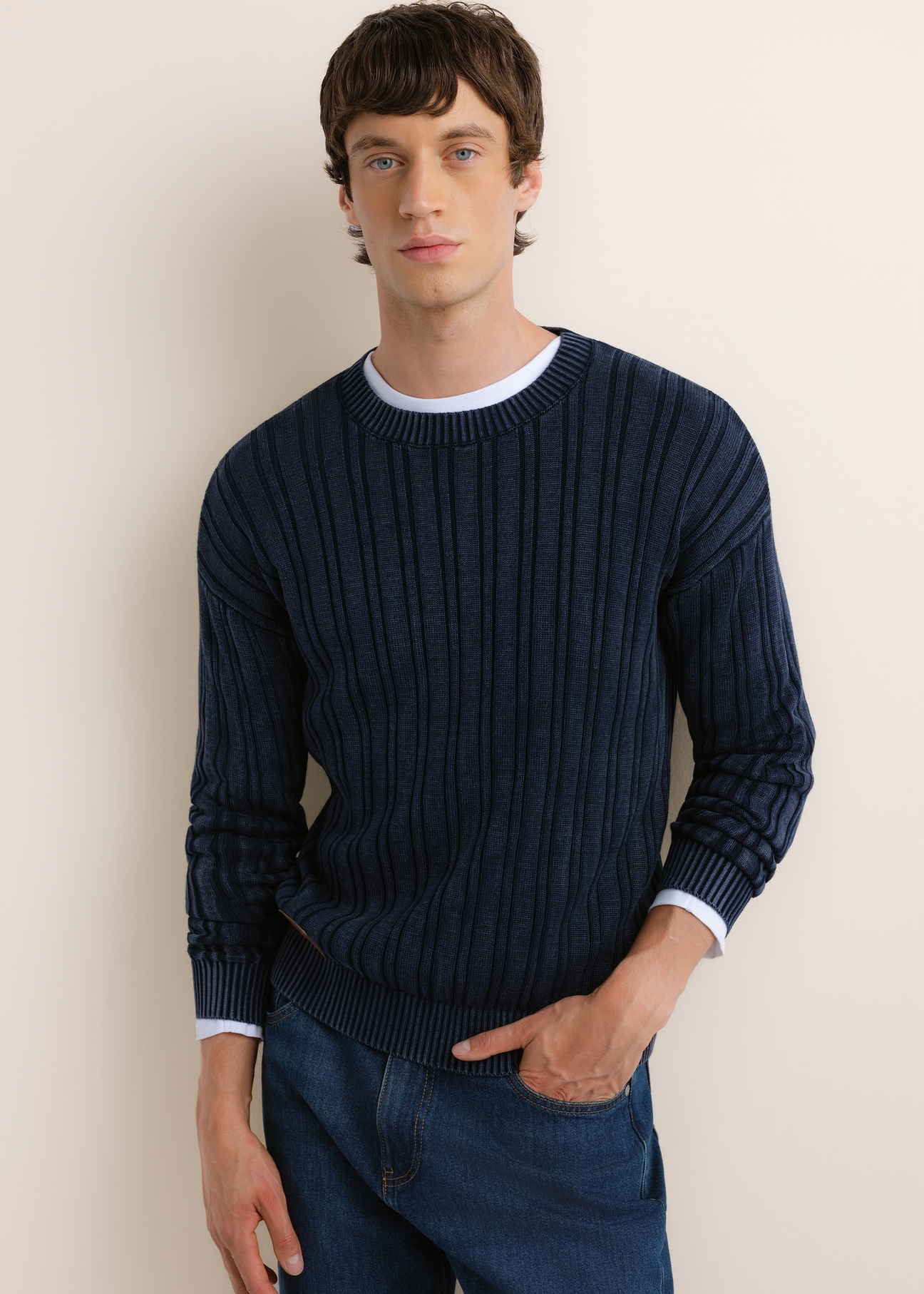 Navy blue cotton men's sweater SWEMT-0211-7E(Z26), front view of the product on the model. Half of the silhouette visible.