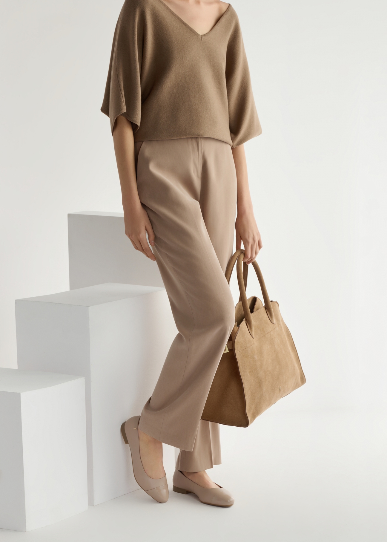 Women's beige leather ballerina flats BUTYD-1245-1B(W26), side view of the product on the model's feet.