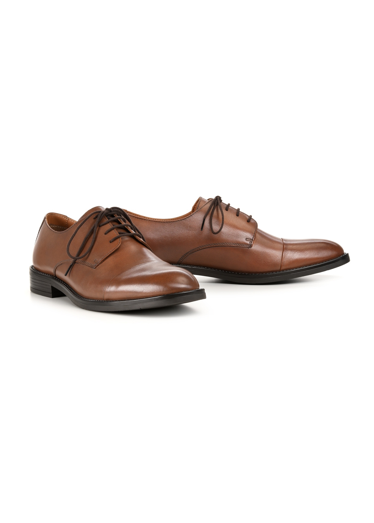 Men's leather brogues in cognac color BUTYM-0500-1F(W26), diagonal product view on a white background.