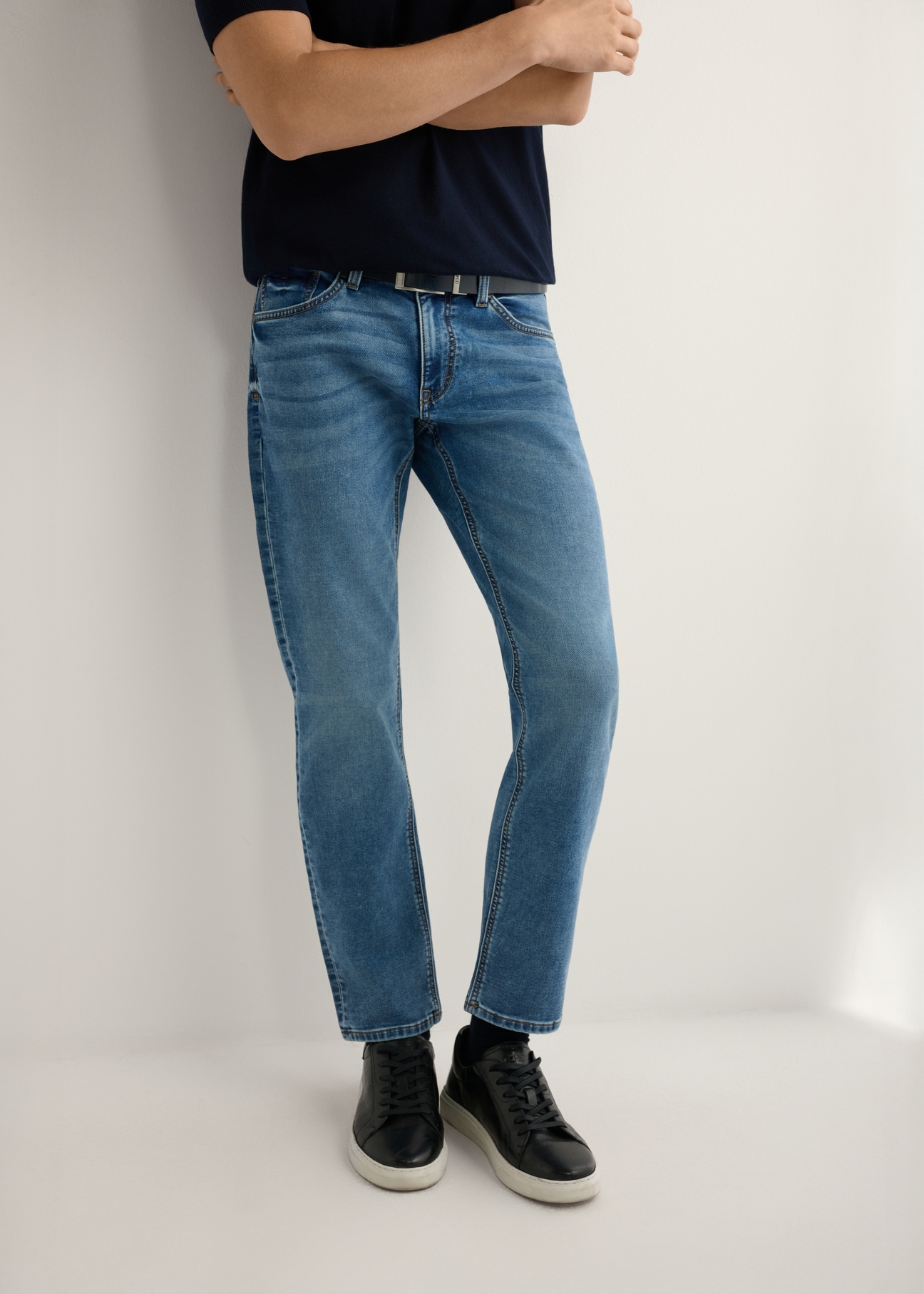 Men's dark blue jeans JEAMT-0021-7H(W26), front view of the product on the model. Half of the silhouette visible.